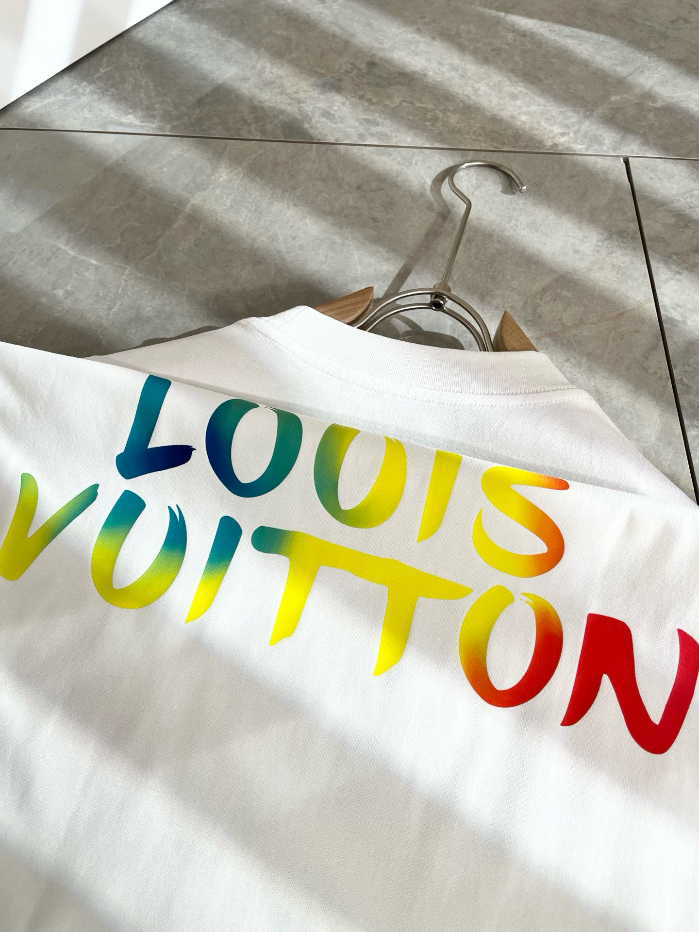 LouisVuitt*路易*登 2026春夏全新系列单品上线，非常时髦前卫的一款男女同款短袖T恤，标识l