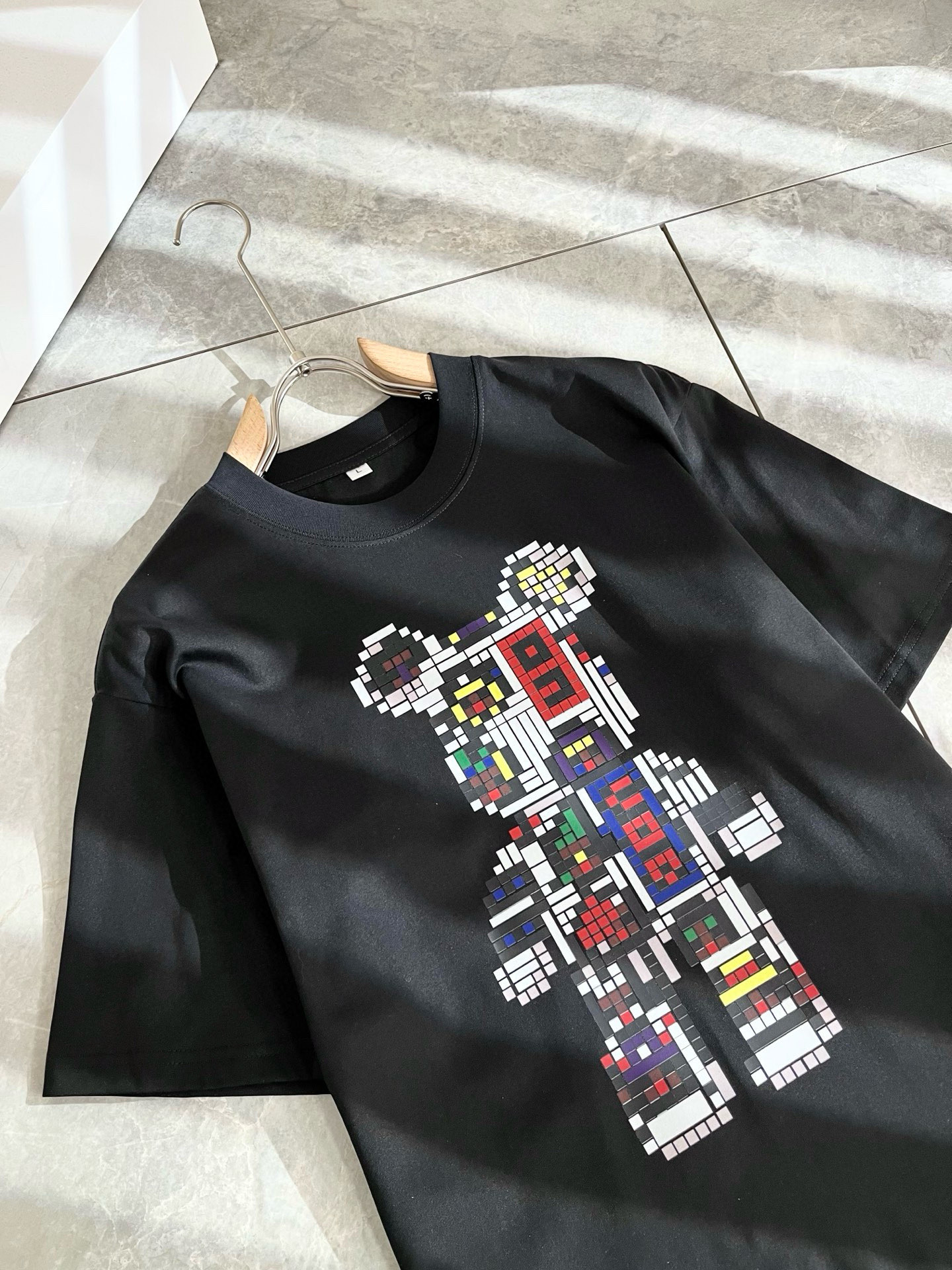 LouisVuitt*路易*登 2026春夏全新系列单品上线，非常时髦前卫的一款男女同款短袖T恤，标识l