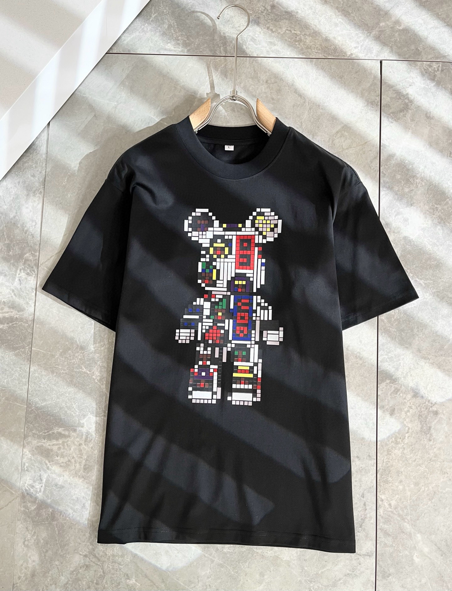 LouisVuitt*路易*登 2026春夏全新系列单品上线，非常时髦前卫的一款男女同款短袖T恤，标识l