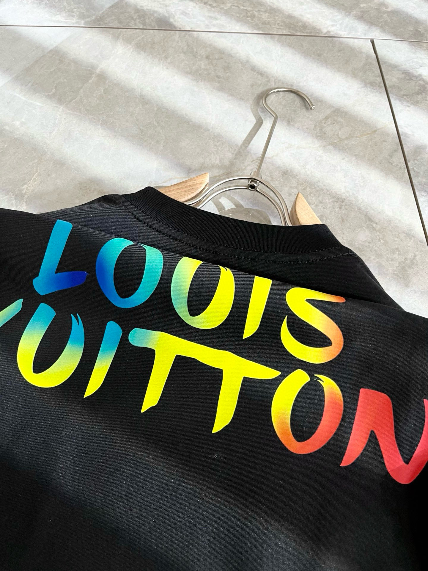 LouisVuitt*路易*登 2026春夏全新系列单品上线，非常时髦前卫的一款男女同款短袖T恤，标识l