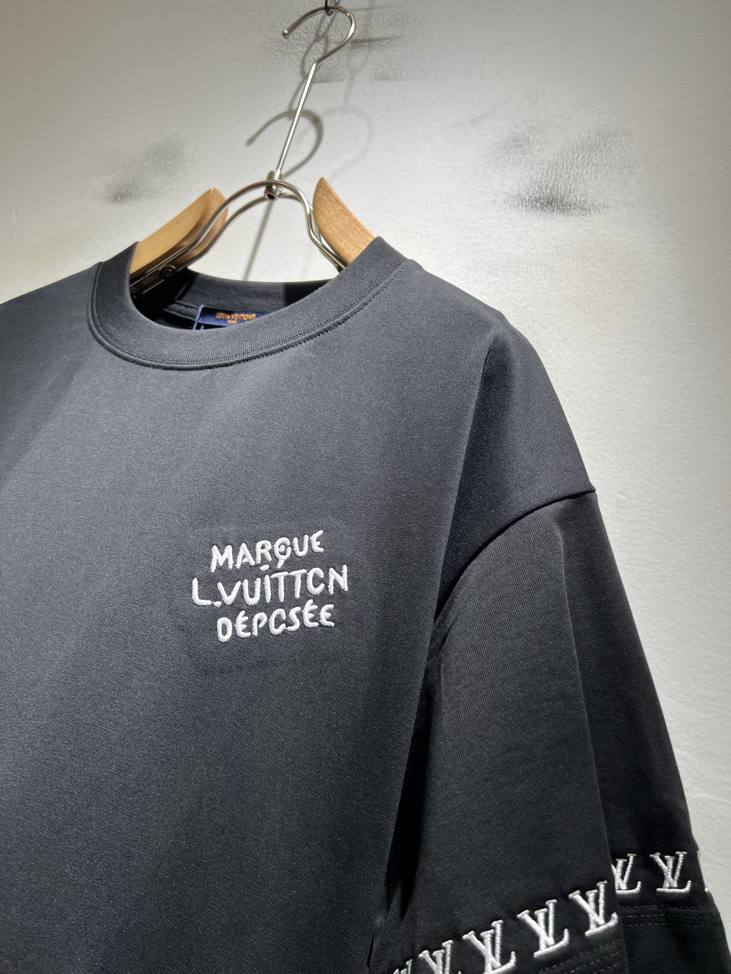 LouisVuitt*路易*登 2026春夏全新系列单品上线，非常时髦前卫的一款男女同款短袖T恤，标识l