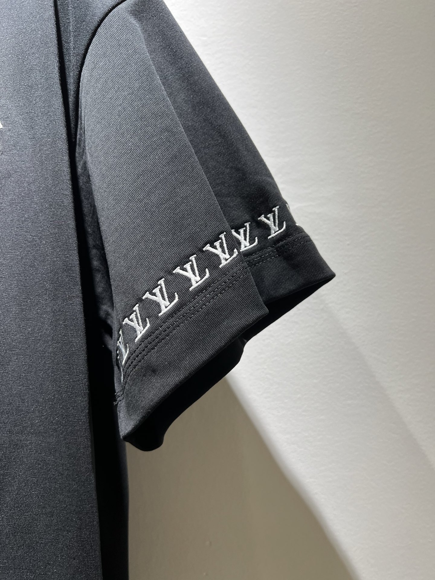 LouisVuitt*路易*登 2026春夏全新系列单品上线，非常时髦前卫的一款男女同款短袖T恤，标识l