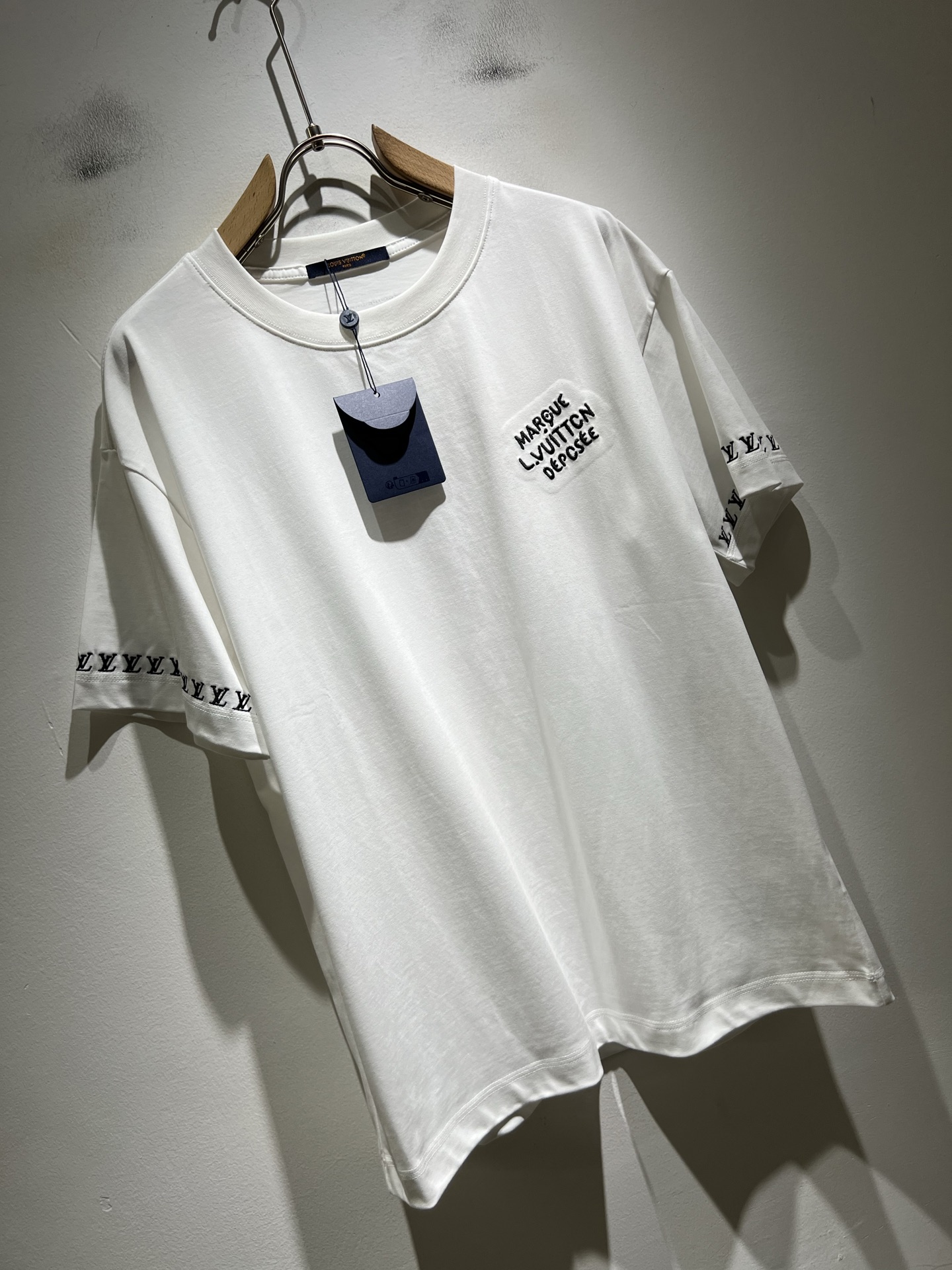 LouisVuitt*路易*登 2026春夏全新系列单品上线，非常时髦前卫的一款男女同款短袖T恤，标识l
