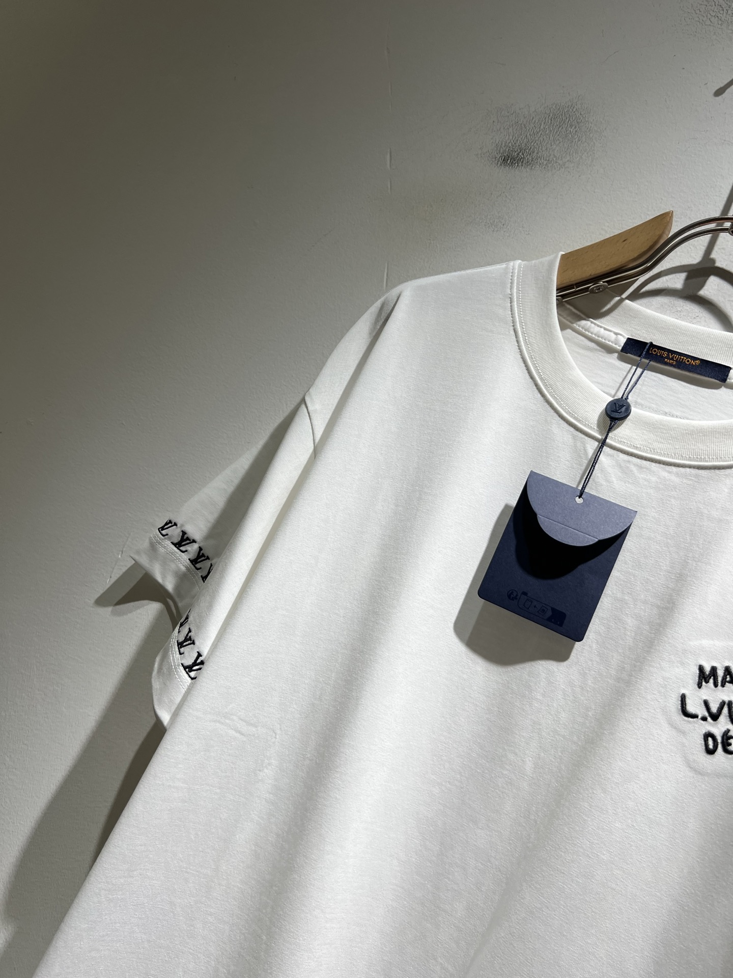LouisVuitt*路易*登 2026春夏全新系列单品上线，非常时髦前卫的一款男女同款短袖T恤，标识l