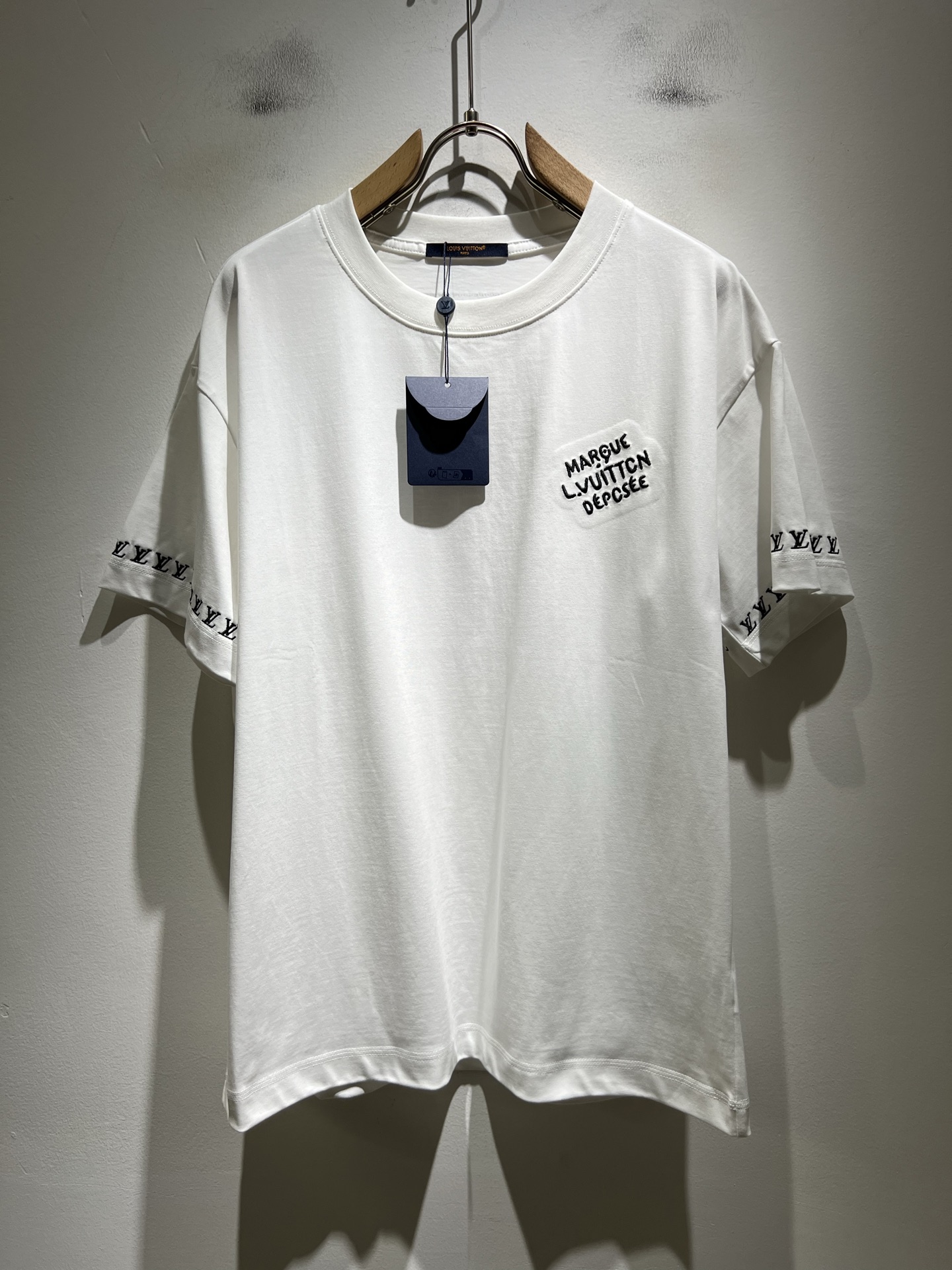 LouisVuitt*路易*登 2026春夏全新系列单品上线，非常时髦前卫的一款男女同款短袖T恤，标识l