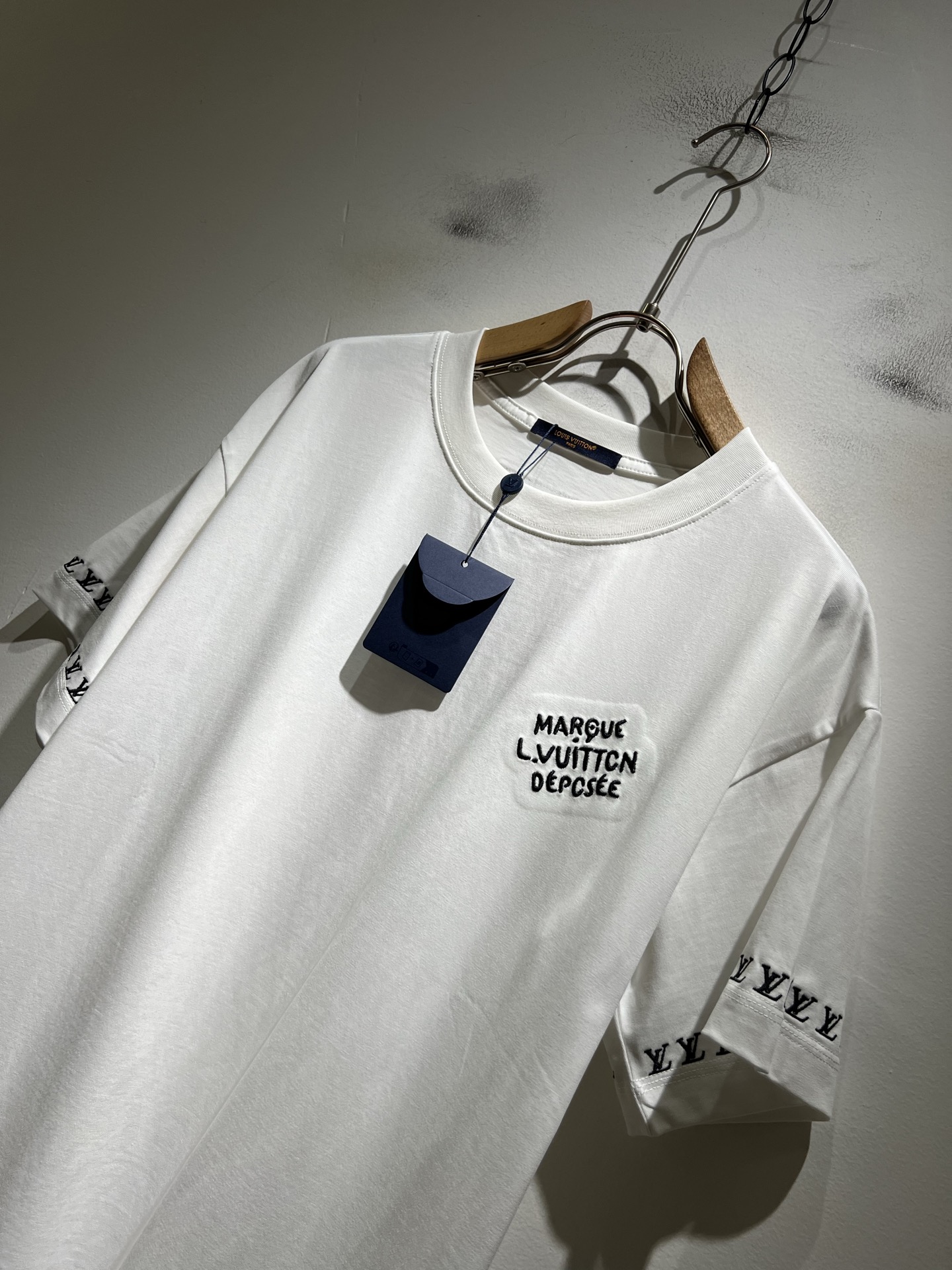 LouisVuitt*路易*登 2026春夏全新系列单品上线，非常时髦前卫的一款男女同款短袖T恤，标识l