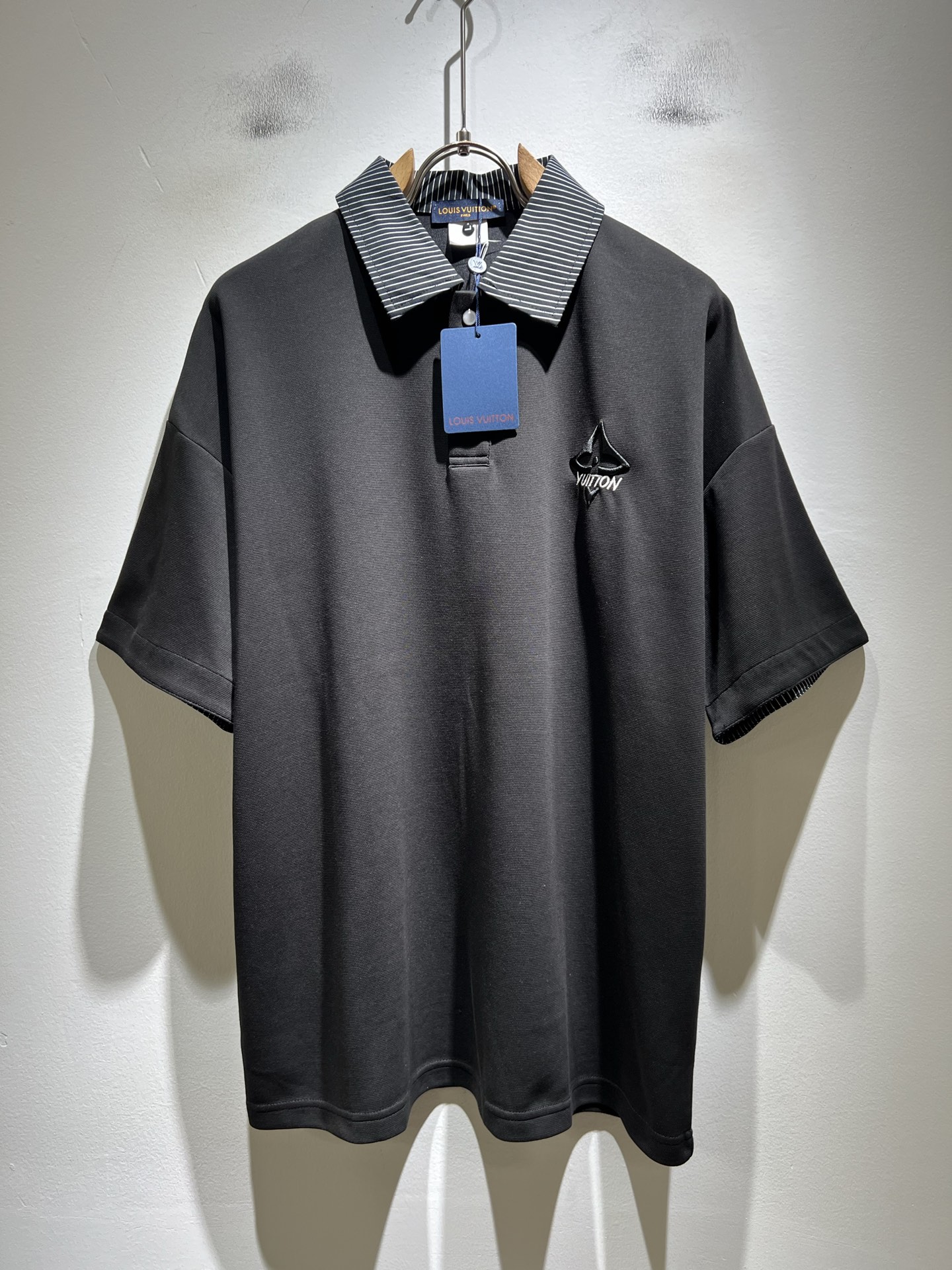 LouisVuitt*路易*登 2026春夏全新系列单品上线，非常时髦前卫的一款假两件男女同款短袖T恤，