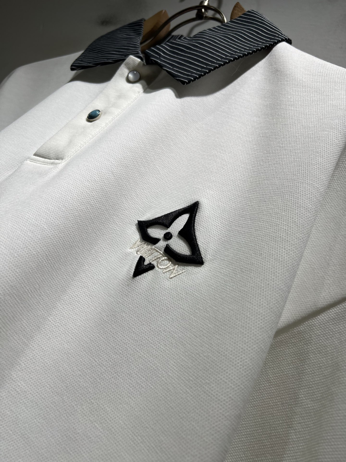 LouisVuitt*路易*登 2026春夏全新系列单品上线，非常时髦前卫的一款假两件男女同款短袖T恤，