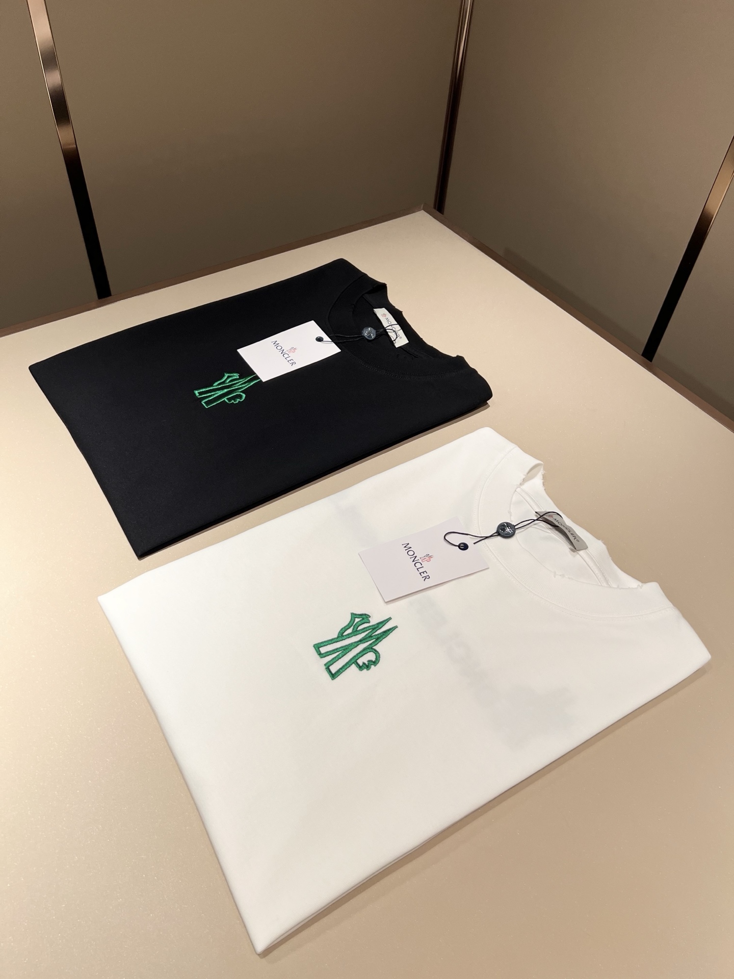 Moncler蒙家 2026春夏最新男女同款👫贸易订单短袖T恤，全品相！！网红款！采用logo图案刺绣设