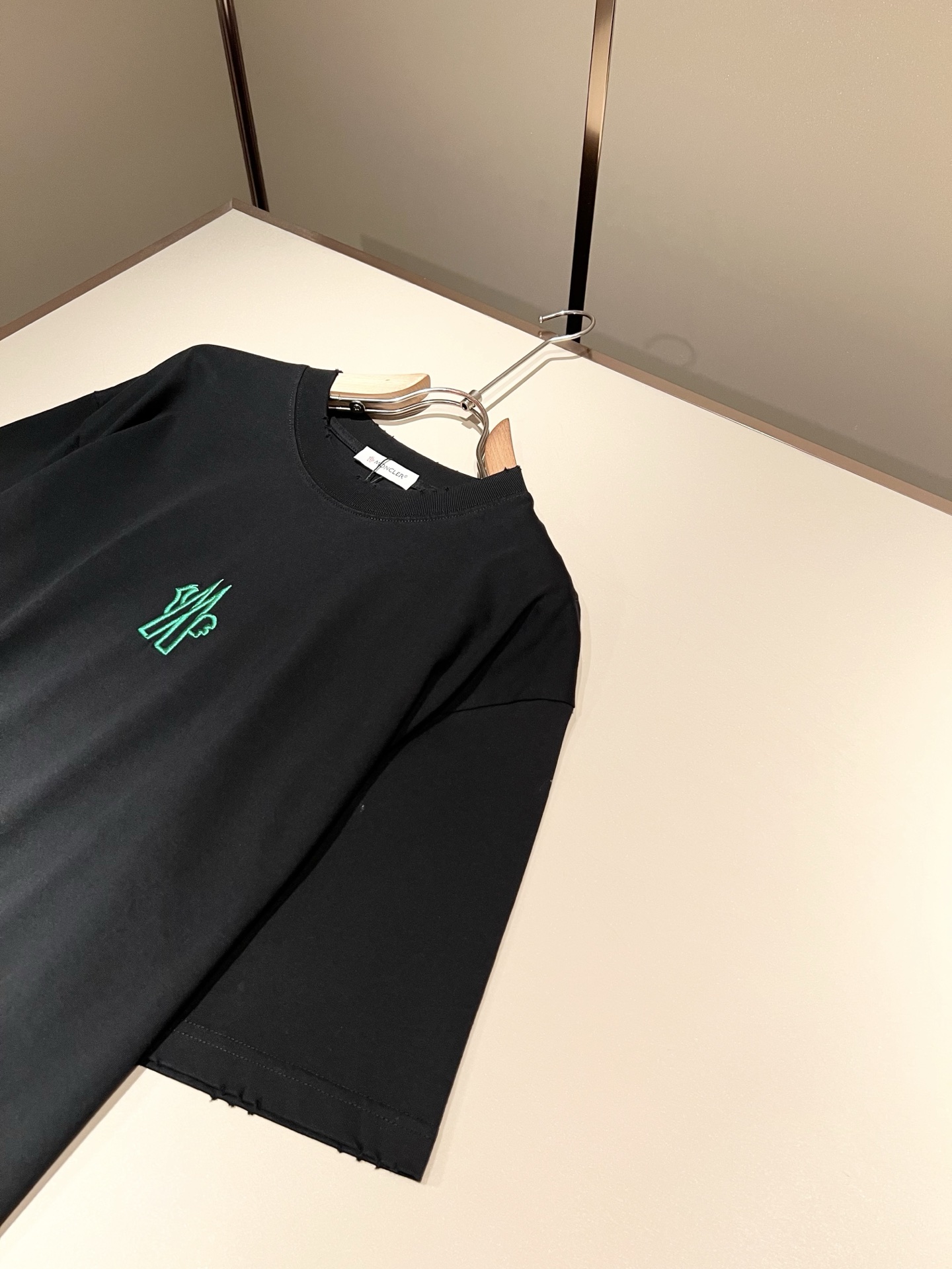 Moncler蒙家 2026春夏最新男女同款👫贸易订单短袖T恤，全品相！！网红款！采用logo图案刺绣设