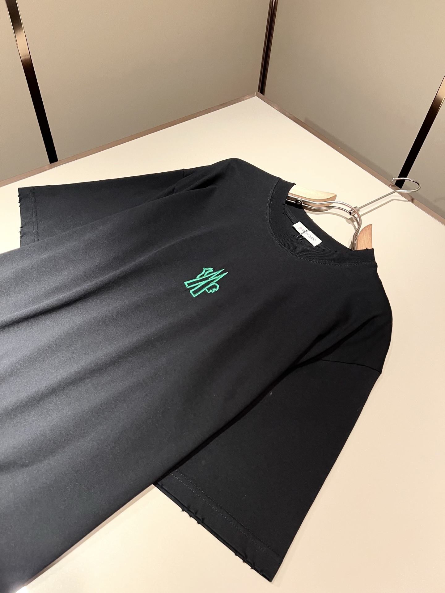 Moncler蒙家 2026春夏最新男女同款👫贸易订单短袖T恤，全品相！！网红款！采用logo图案刺绣设
