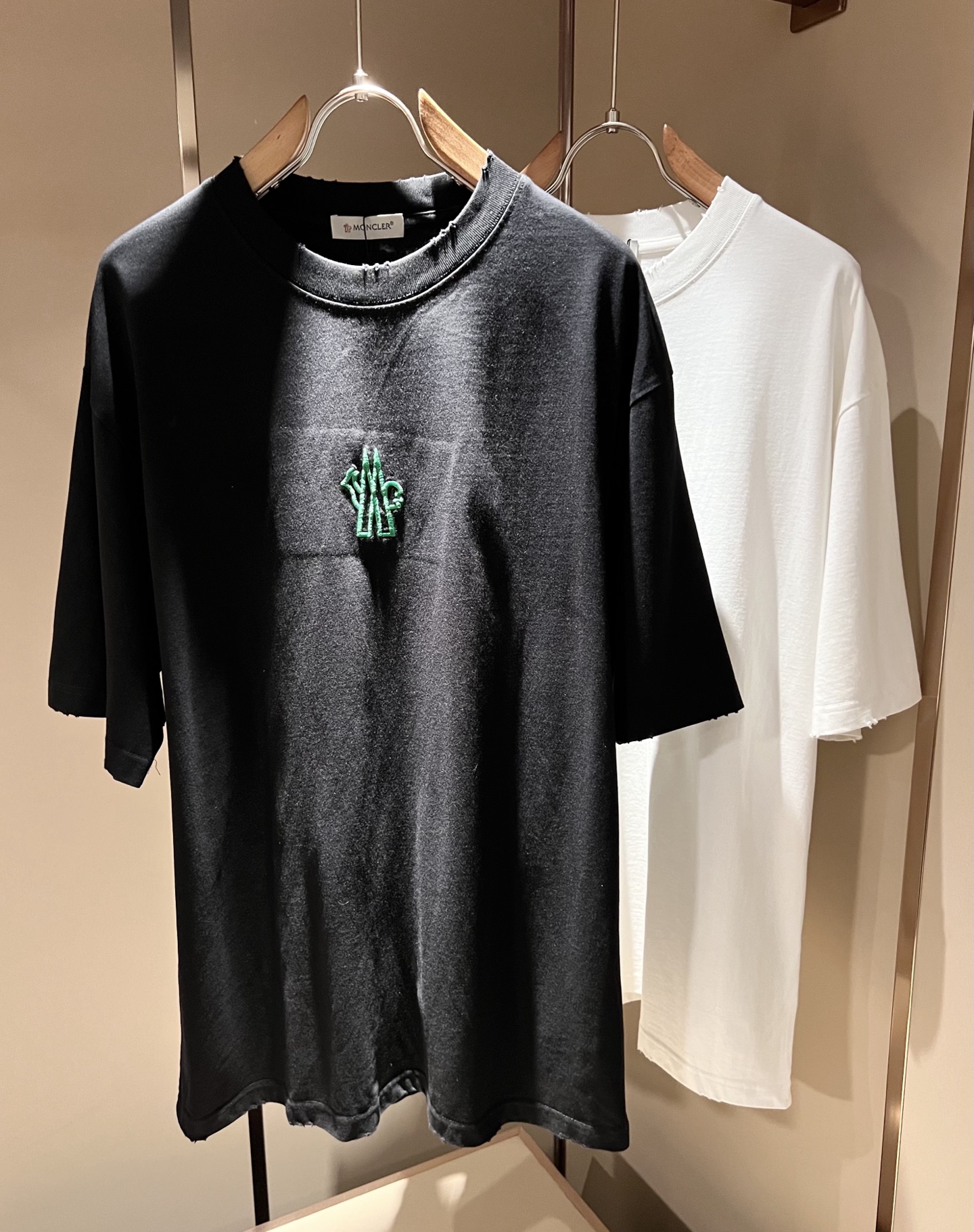 Moncler蒙家 2026春夏最新男女同款👫贸易订单短袖T恤，全品相！！网红款！采用logo图案刺绣设