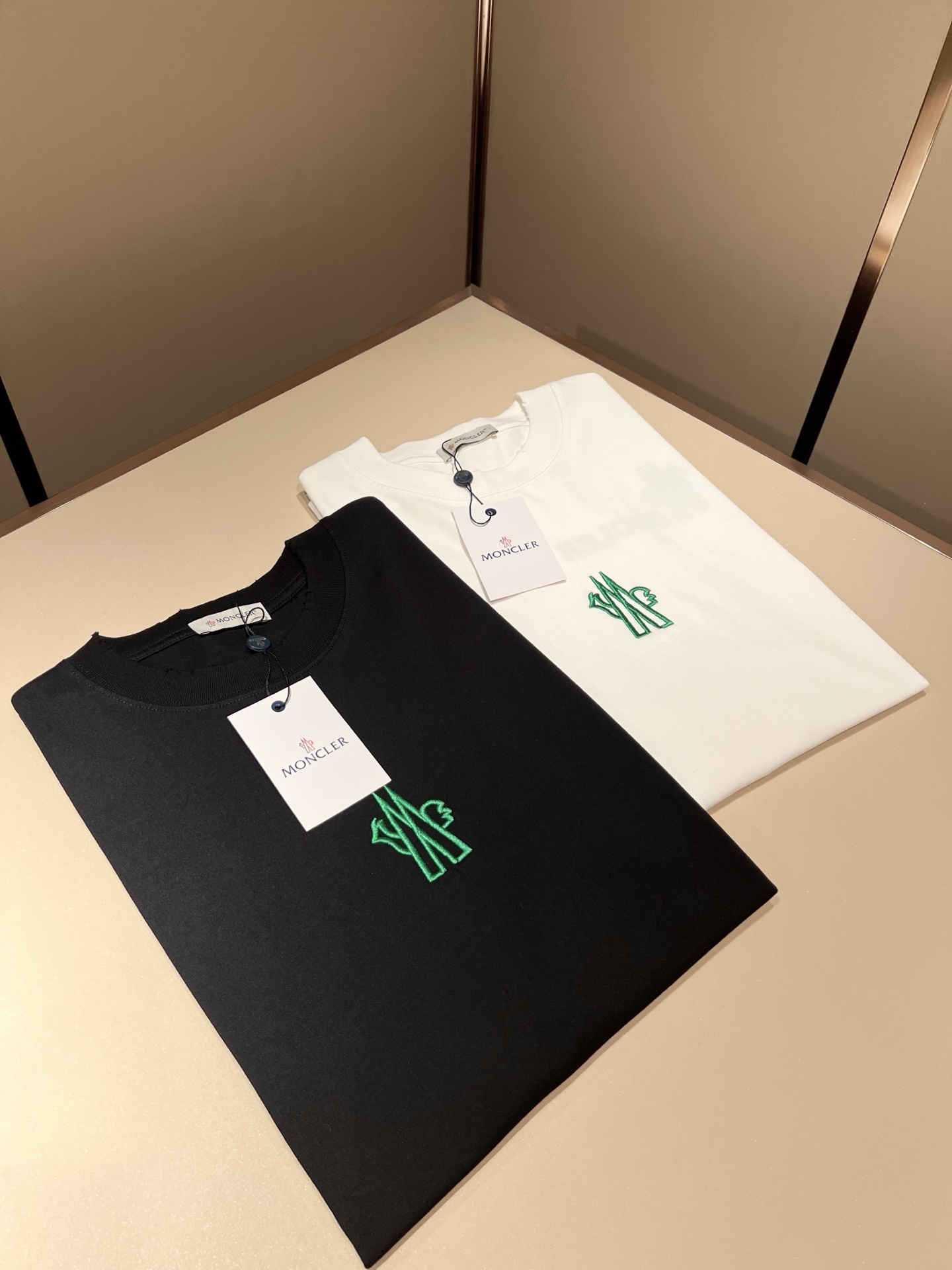 Moncler蒙家 2026春夏最新男女同款👫贸易订单短袖T恤，全品相！！网红款！采用logo图案刺绣设