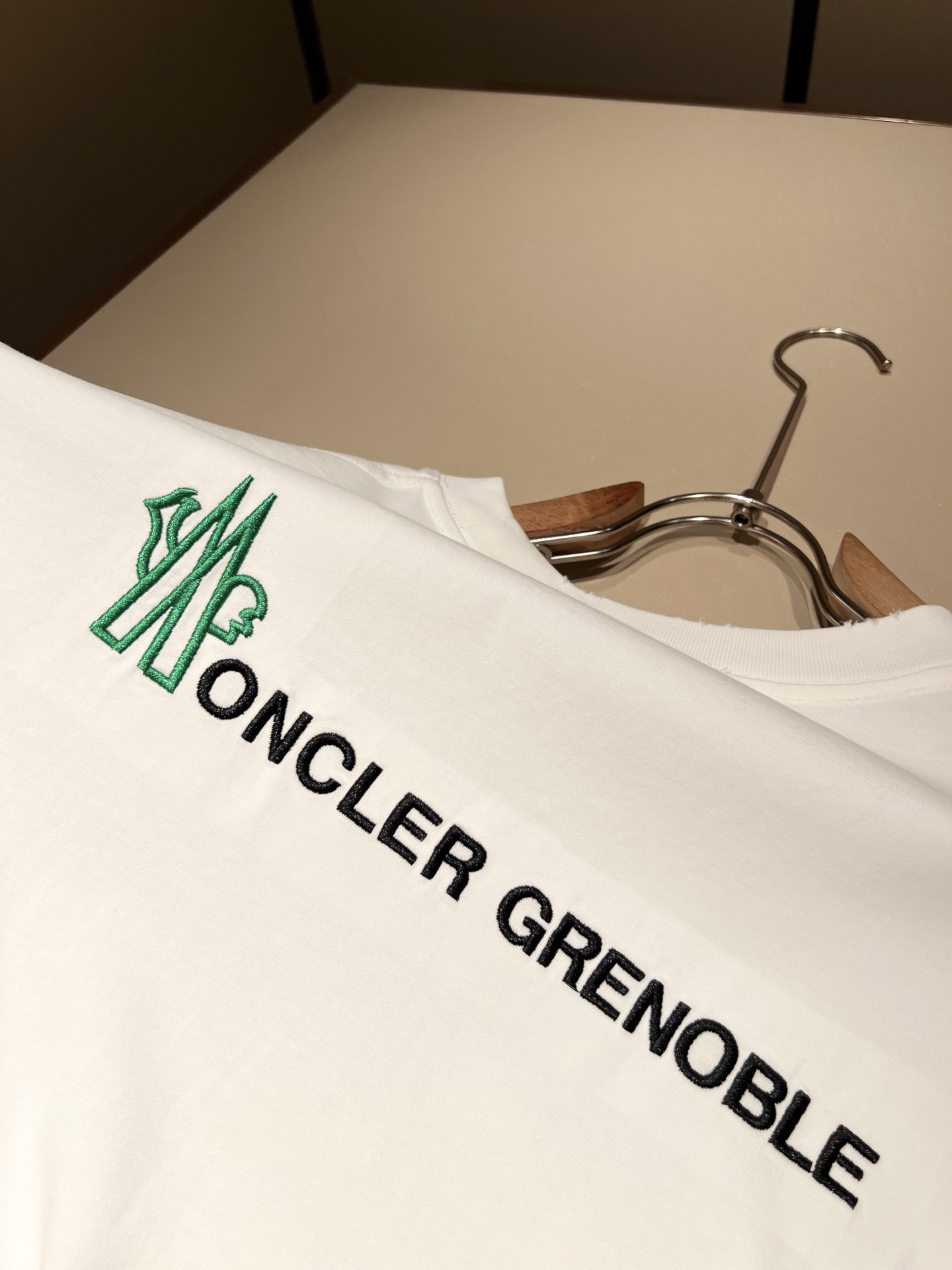 Moncler蒙家 2026春夏最新男女同款👫贸易订单短袖T恤，全品相！！网红款！采用logo图案刺绣设