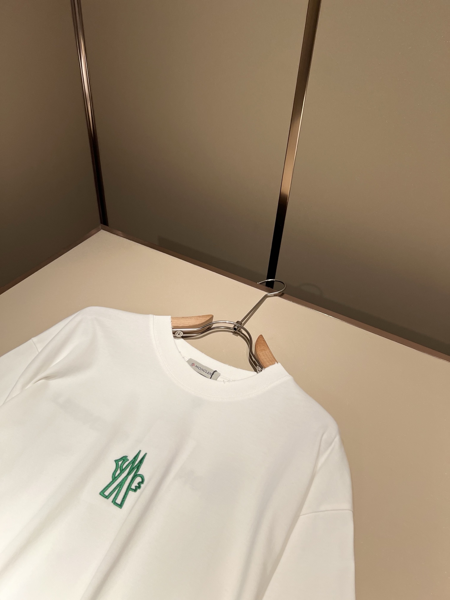 Moncler蒙家 2026春夏最新男女同款👫贸易订单短袖T恤，全品相！！网红款！采用logo图案刺绣设