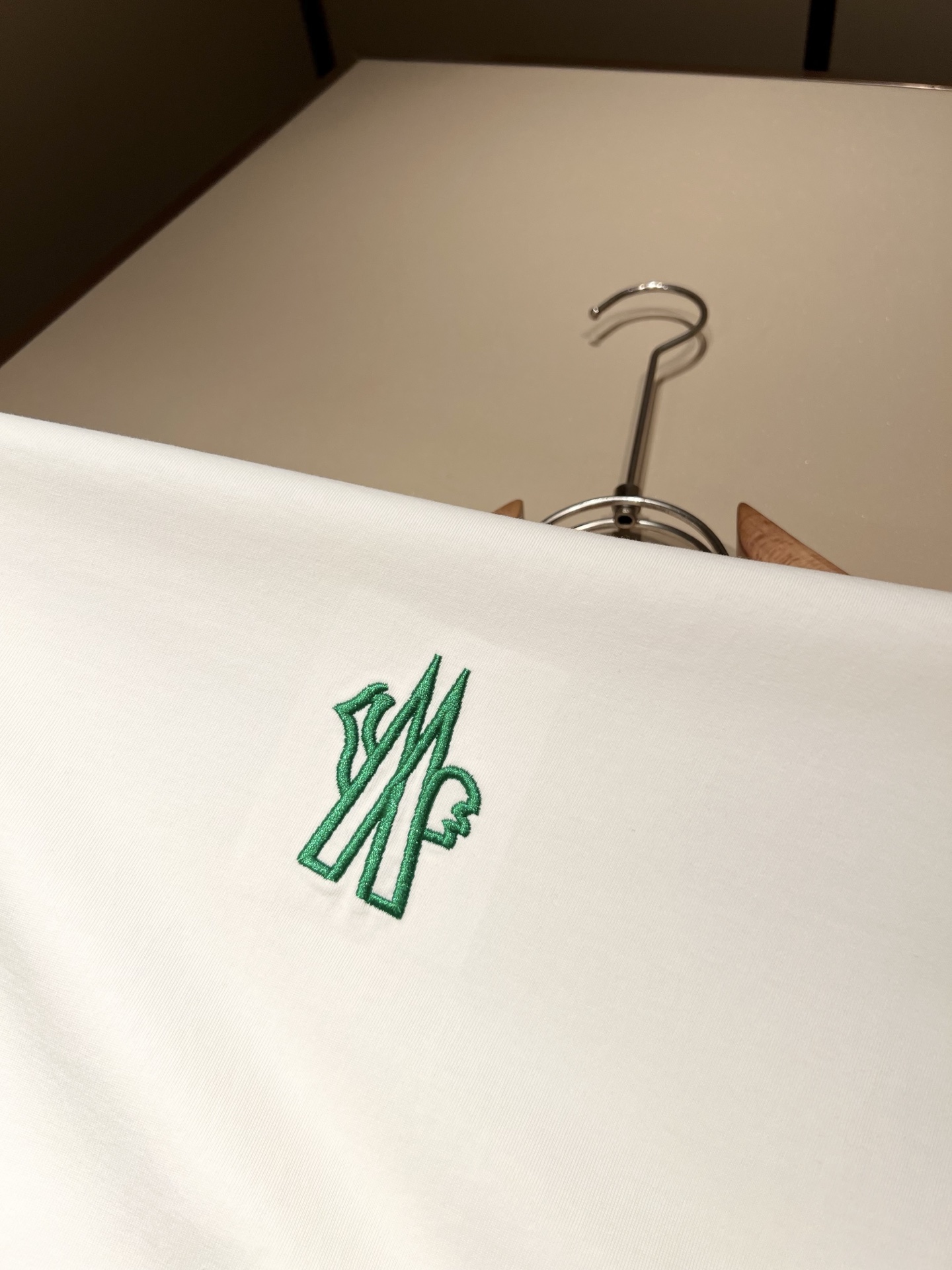 Moncler蒙家 2026春夏最新男女同款👫贸易订单短袖T恤，全品相！！网红款！采用logo图案刺绣设