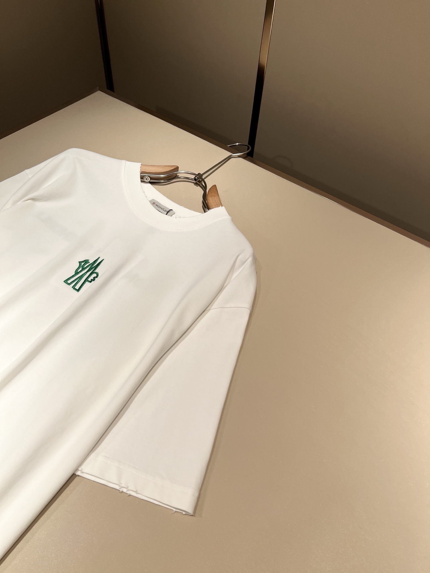 Moncler蒙家 2026春夏最新男女同款👫贸易订单短袖T恤，全品相！！网红款！采用logo图案刺绣设
