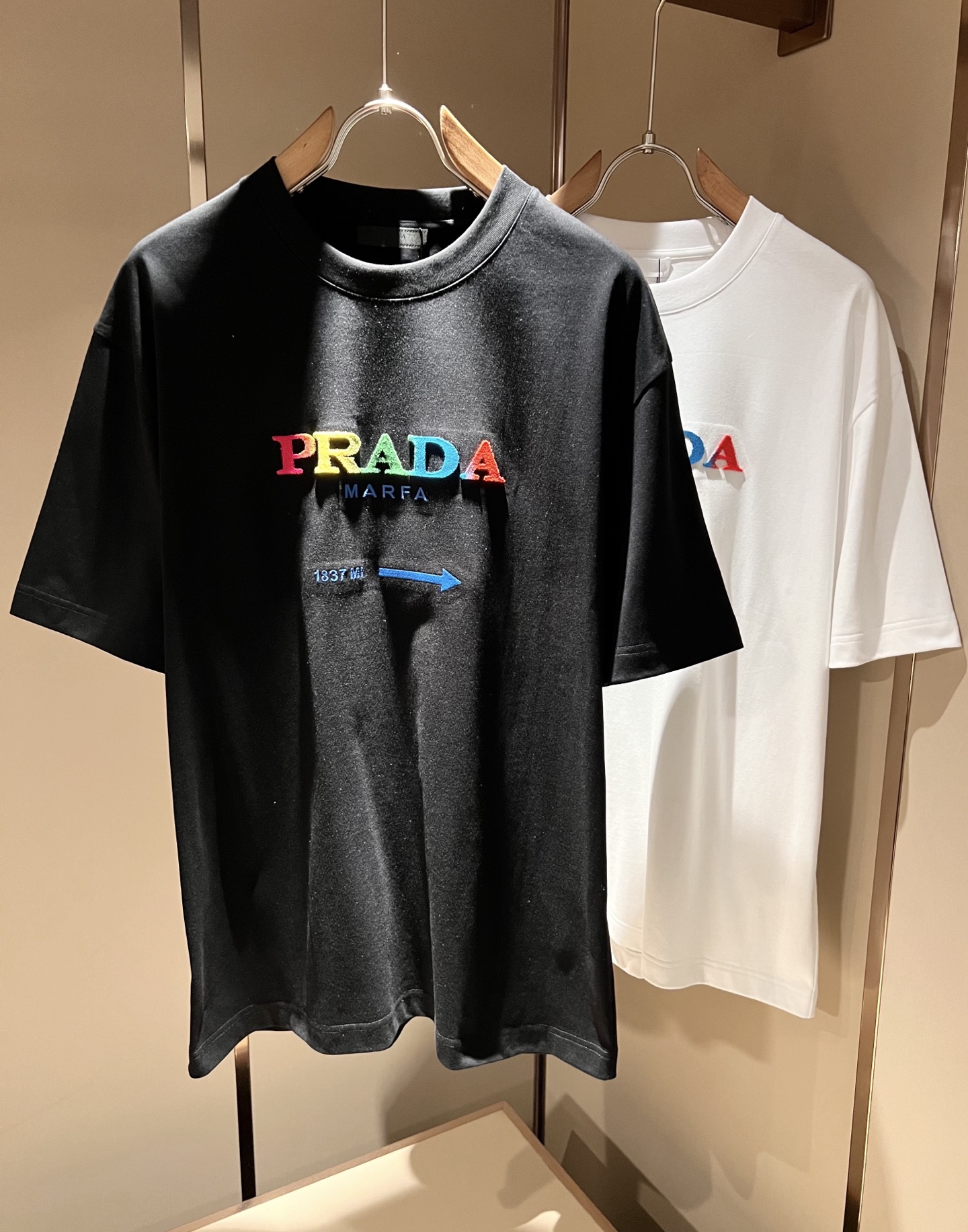PRAD*A普*达2026春夏新款男女同款👫短袖T恤，最新款全网独家首上！！~既经典有时尚百搭，谁不爱啊