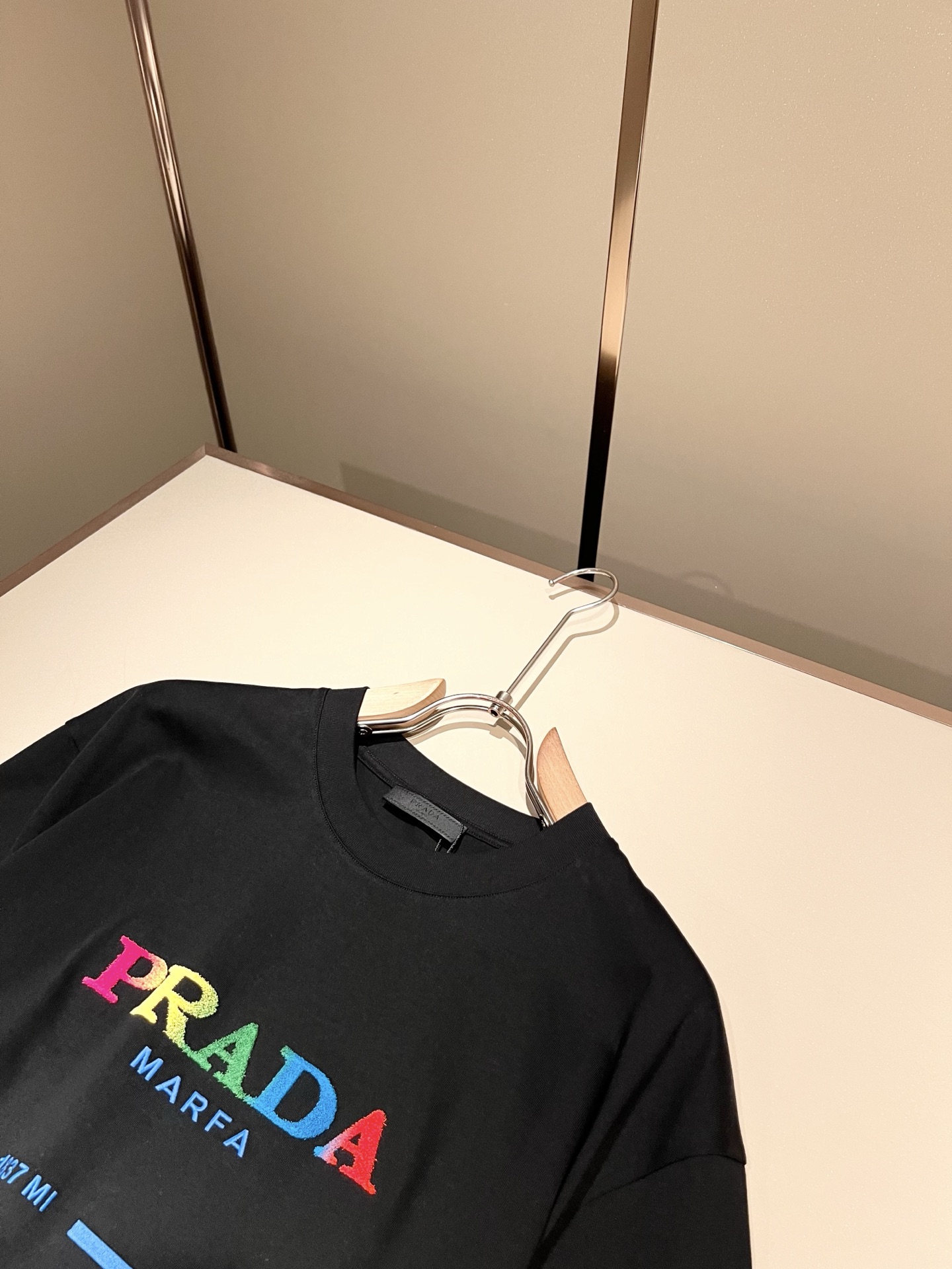 PRAD*A普*达2026春夏新款男女同款👫短袖T恤，最新款全网独家首上！！~既经典有时尚百搭，谁不爱啊