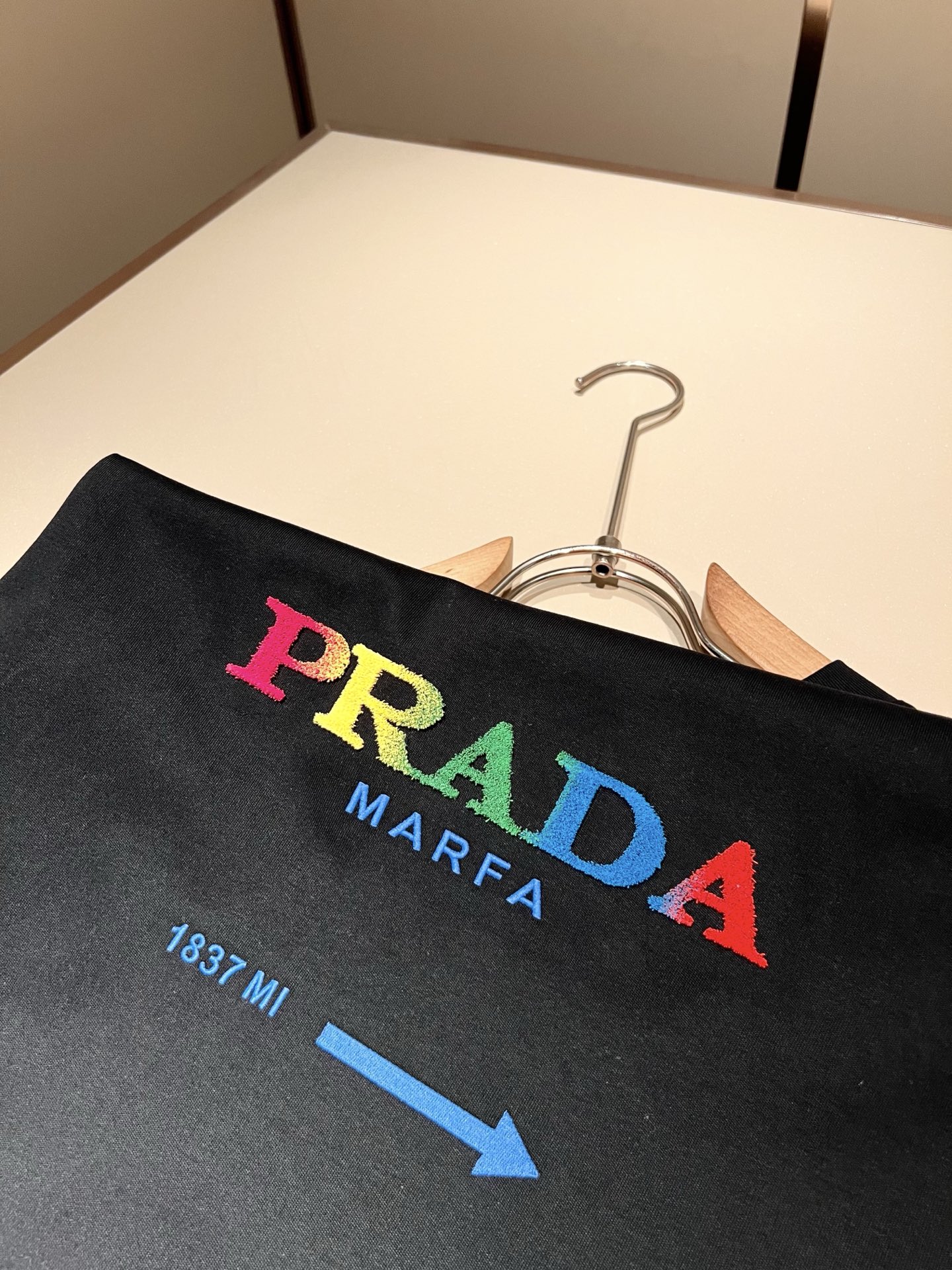 PRAD*A普*达2026春夏新款男女同款👫短袖T恤，最新款全网独家首上！！~既经典有时尚百搭，谁不爱啊