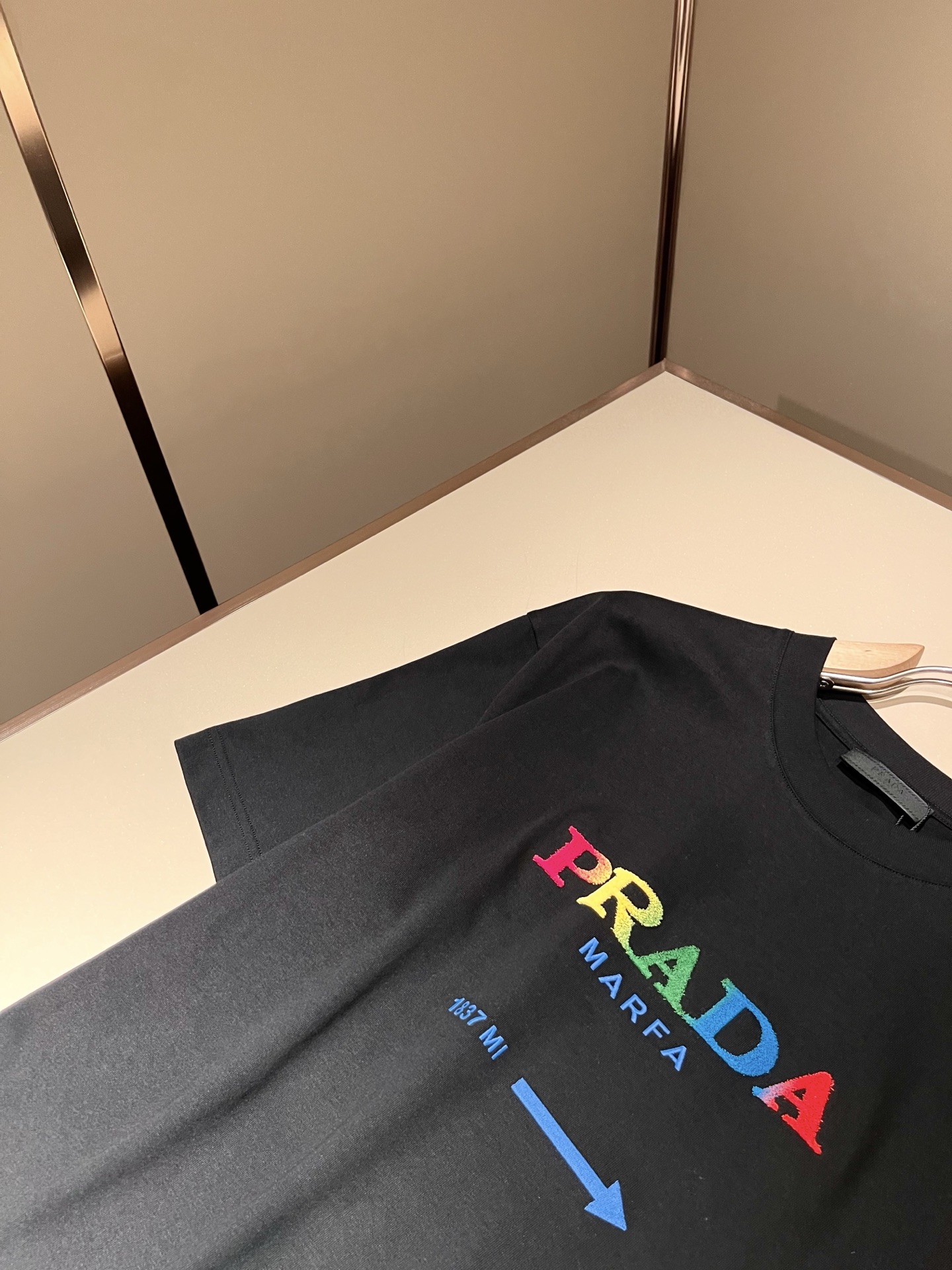 PRAD*A普*达2026春夏新款男女同款👫短袖T恤，最新款全网独家首上！！~既经典有时尚百搭，谁不爱啊