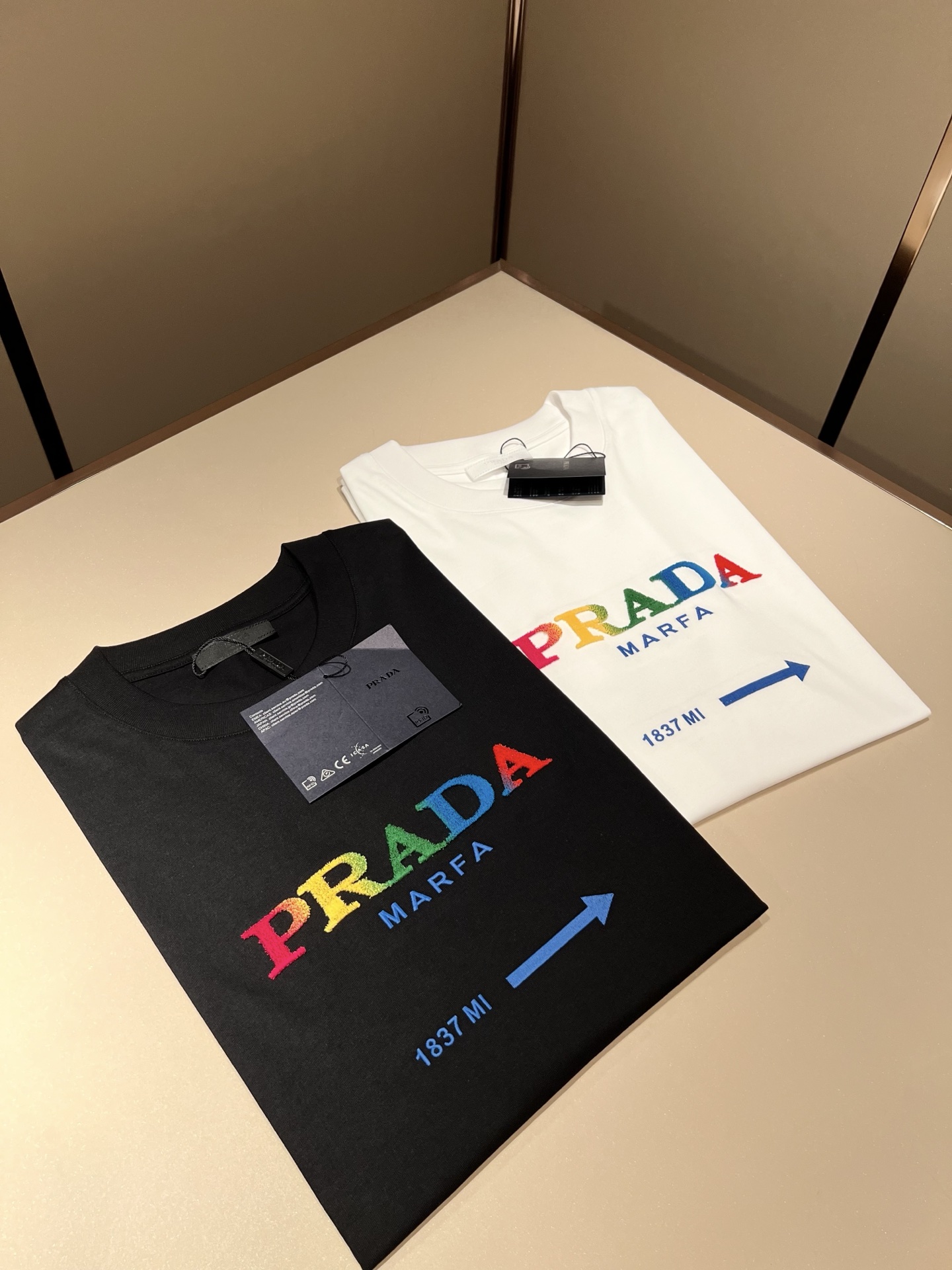PRAD*A普*达2026春夏新款男女同款👫短袖T恤，最新款全网独家首上！！~既经典有时尚百搭，谁不爱啊