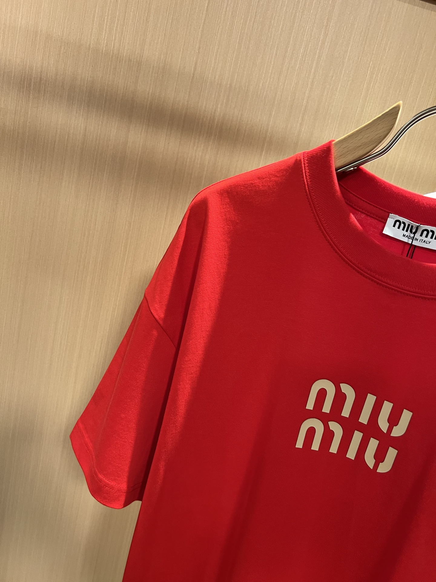 MIUMIU 谬谬2026春夏新款男女同款👫短袖T恤，品牌最新设计元素！既不单调也不复杂,恰到好处的展现