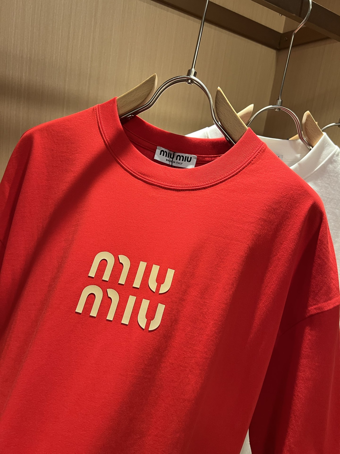 MIUMIU 谬谬2026春夏新款男女同款👫短袖T恤，品牌最新设计元素！既不单调也不复杂,恰到好处的展现
