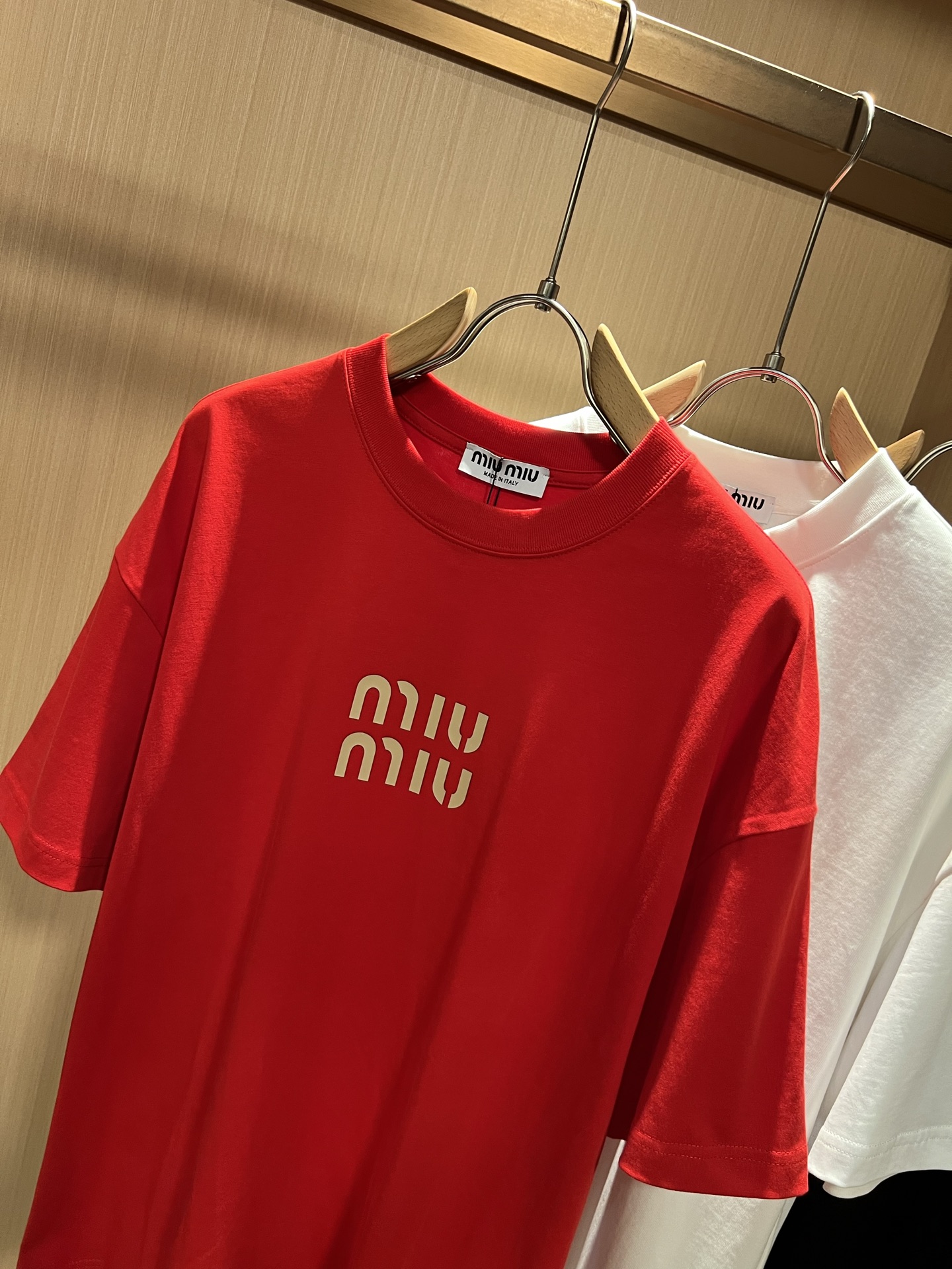 MIUMIU 谬谬2026春夏新款男女同款👫短袖T恤，品牌最新设计元素！既不单调也不复杂,恰到好处的展现