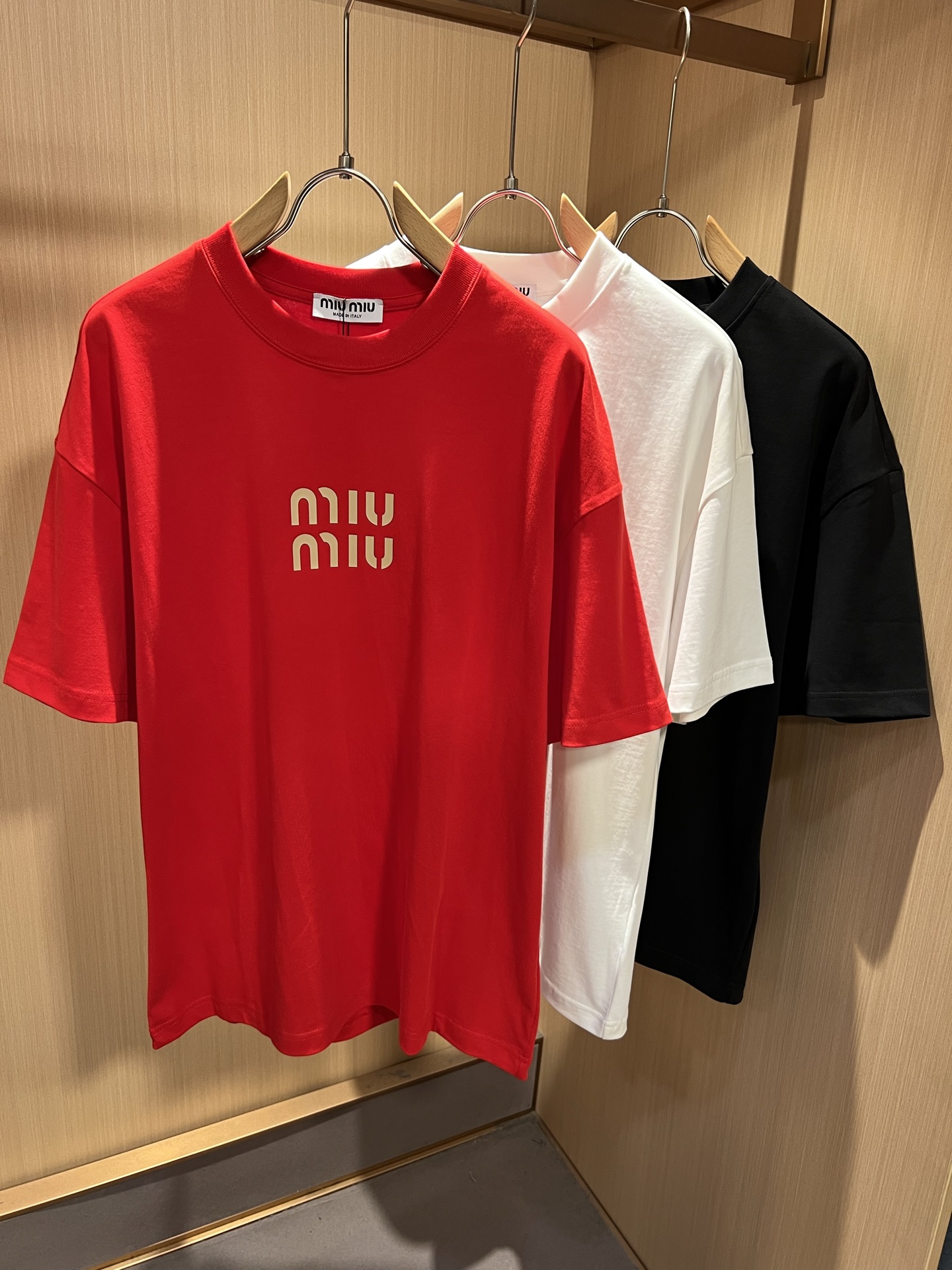 MIUMIU 谬谬2026春夏新款男女同款👫短袖T恤，品牌最新设计元素！既不单调也不复杂,恰到好处的展现