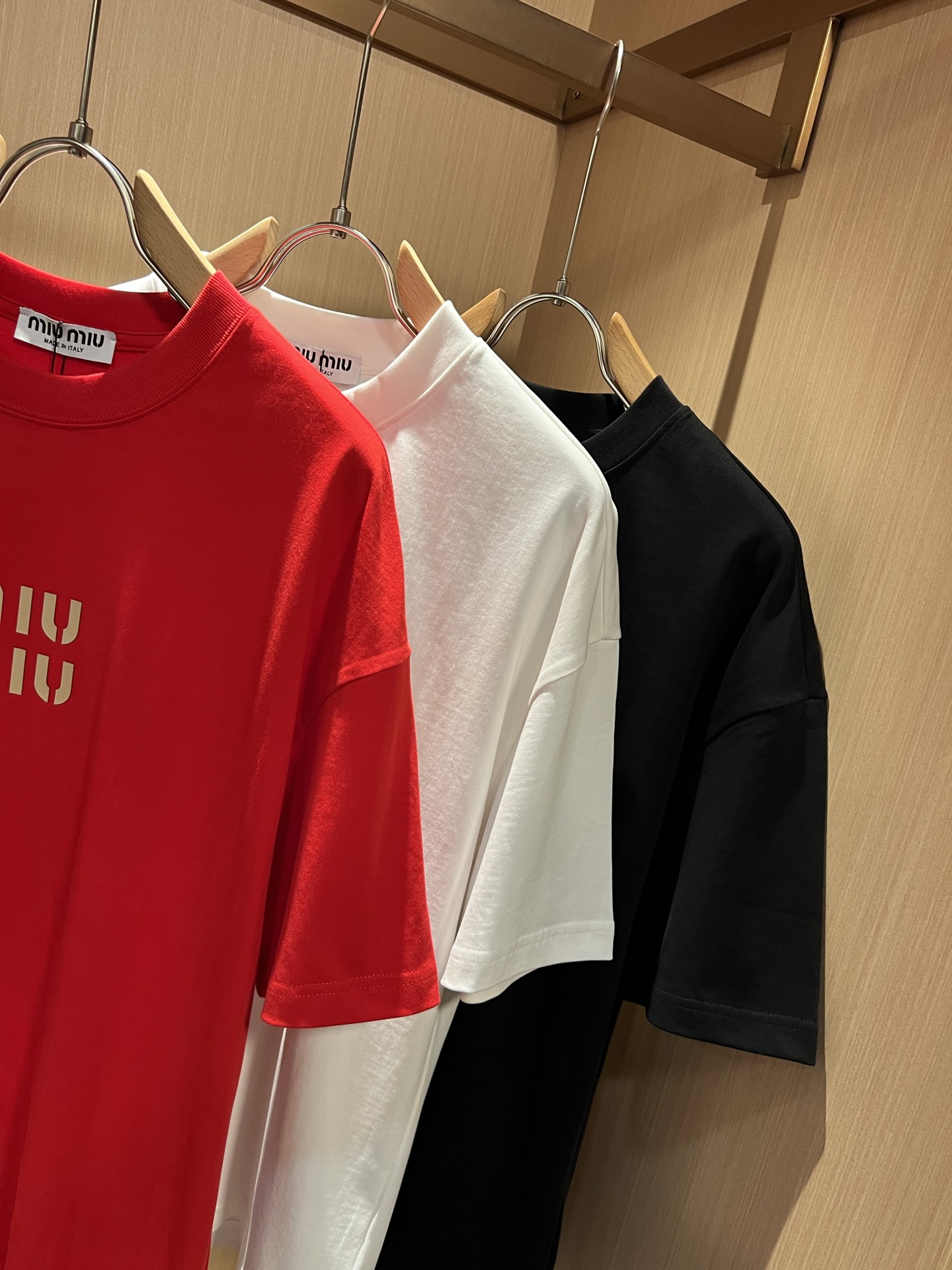 MIUMIU 谬谬2026春夏新款男女同款👫短袖T恤，品牌最新设计元素！既不单调也不复杂,恰到好处的展现
