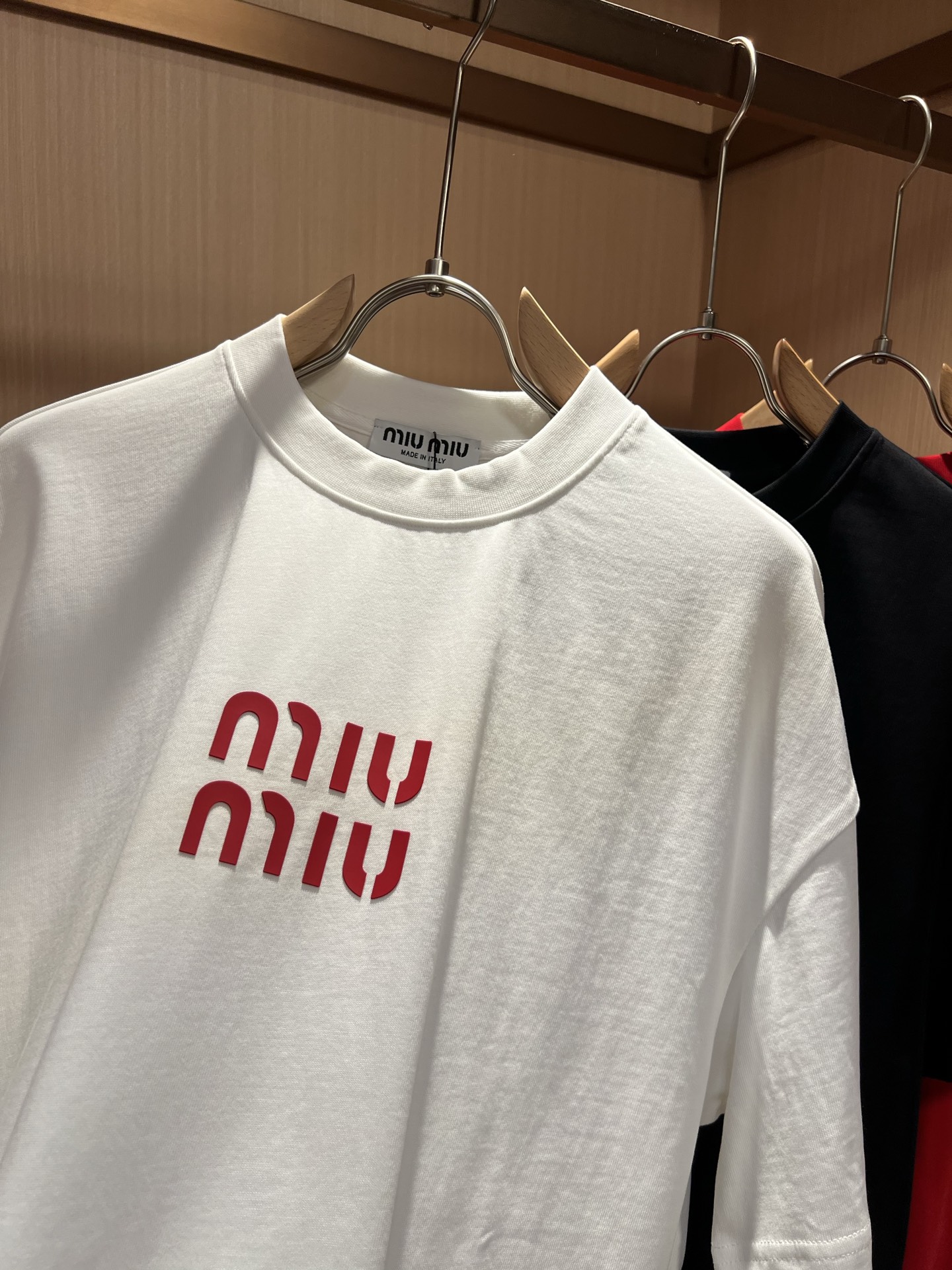 MIUMIU 谬谬2026春夏新款男女同款👫短袖T恤，品牌最新设计元素！既不单调也不复杂,恰到好处的展现