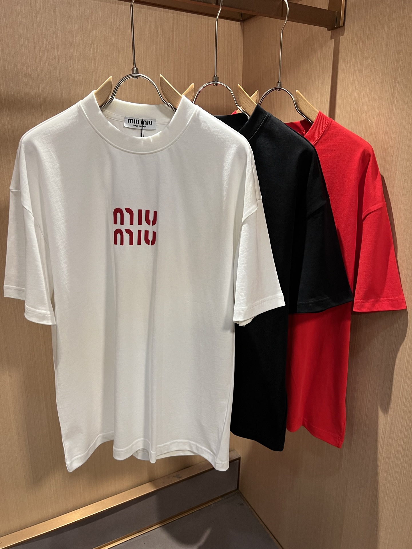 MIUMIU 谬谬2026春夏新款男女同款👫短袖T恤，品牌最新设计元素！既不单调也不复杂,恰到好处的展现