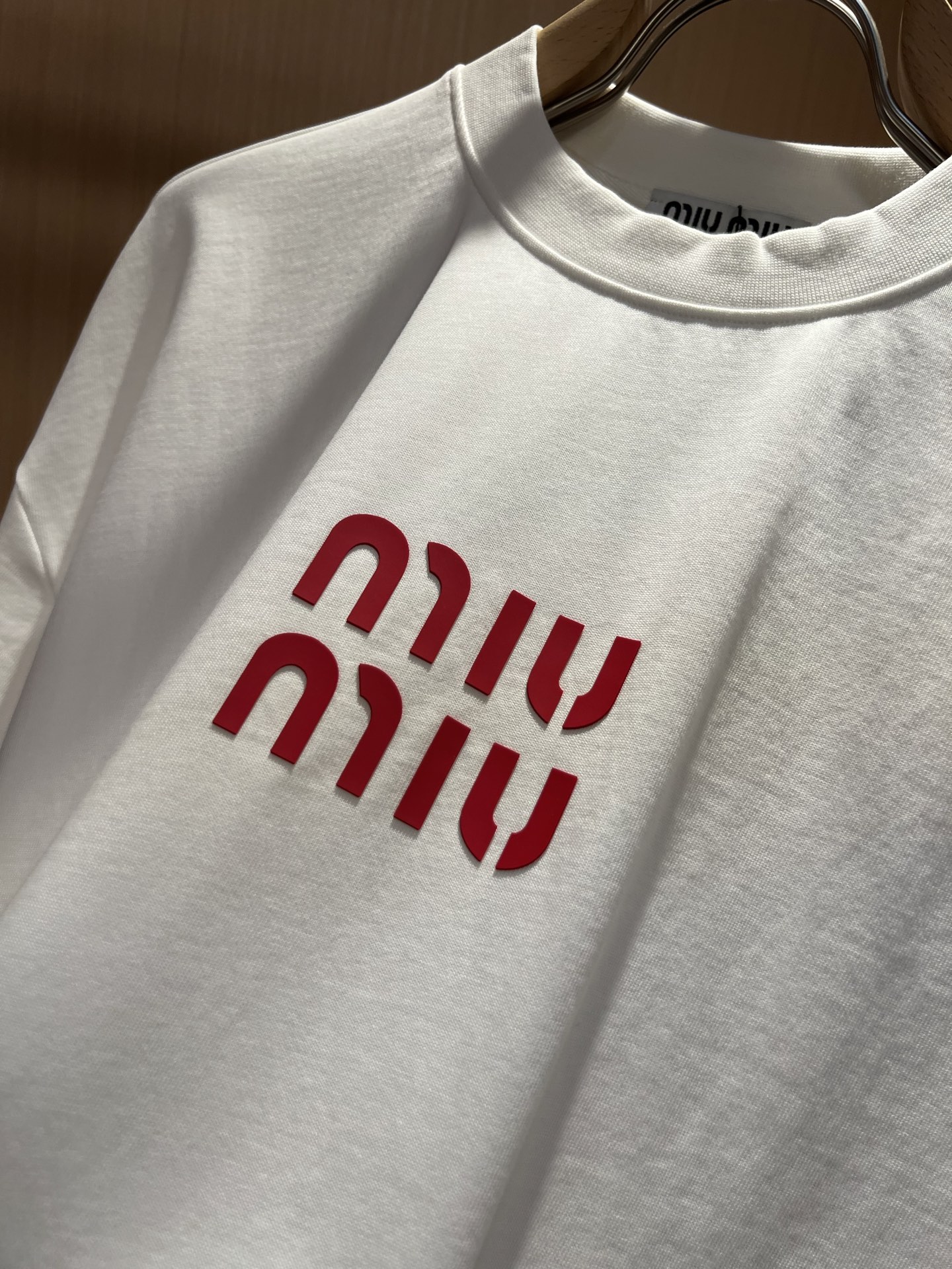 MIUMIU 谬谬2026春夏新款男女同款👫短袖T恤，品牌最新设计元素！既不单调也不复杂,恰到好处的展现