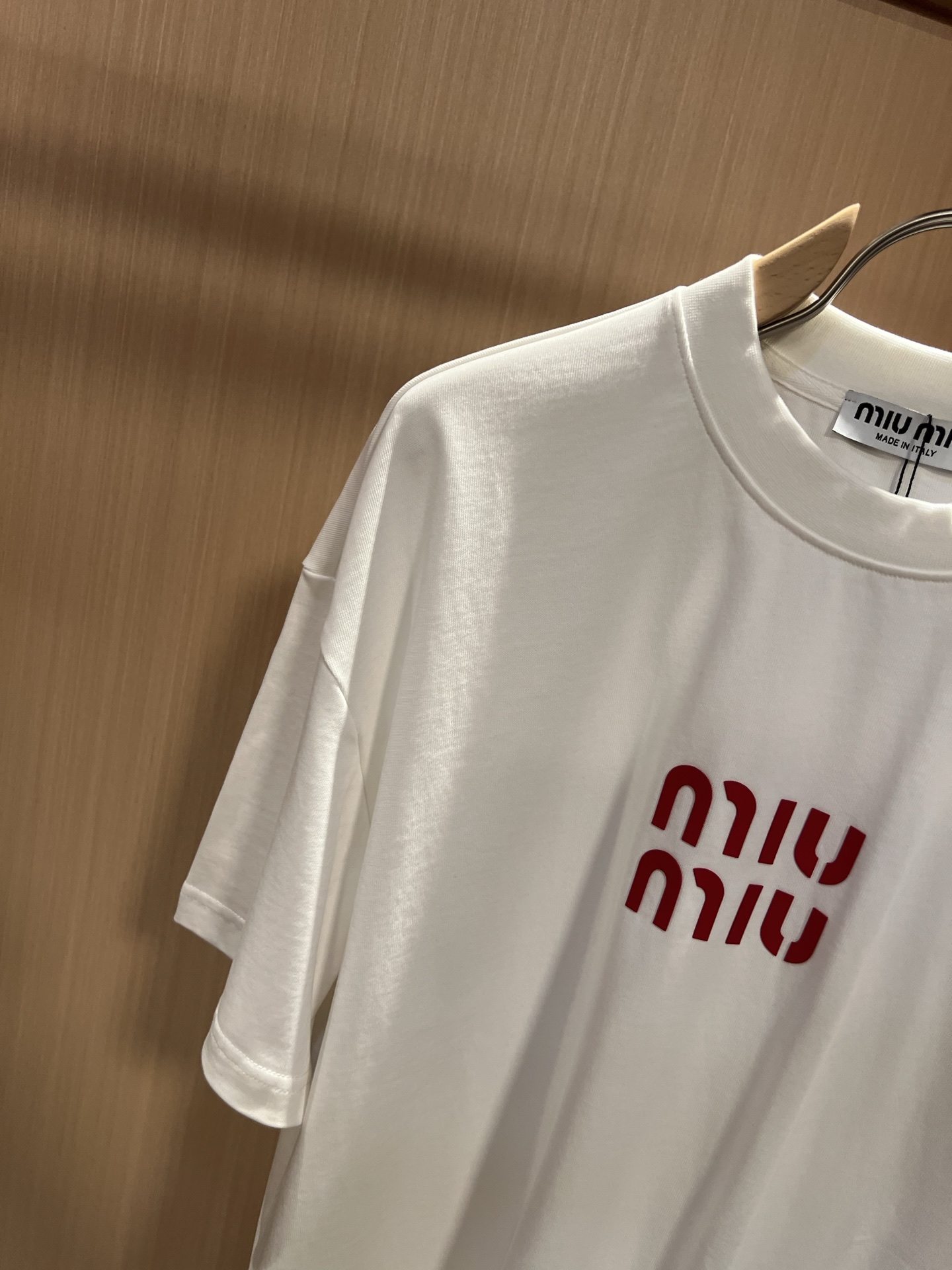 MIUMIU 谬谬2026春夏新款男女同款👫短袖T恤，品牌最新设计元素！既不单调也不复杂,恰到好处的展现