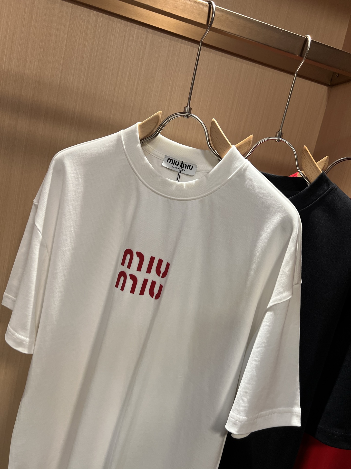 MIUMIU 谬谬2026春夏新款男女同款👫短袖T恤，品牌最新设计元素！既不单调也不复杂,恰到好处的展现