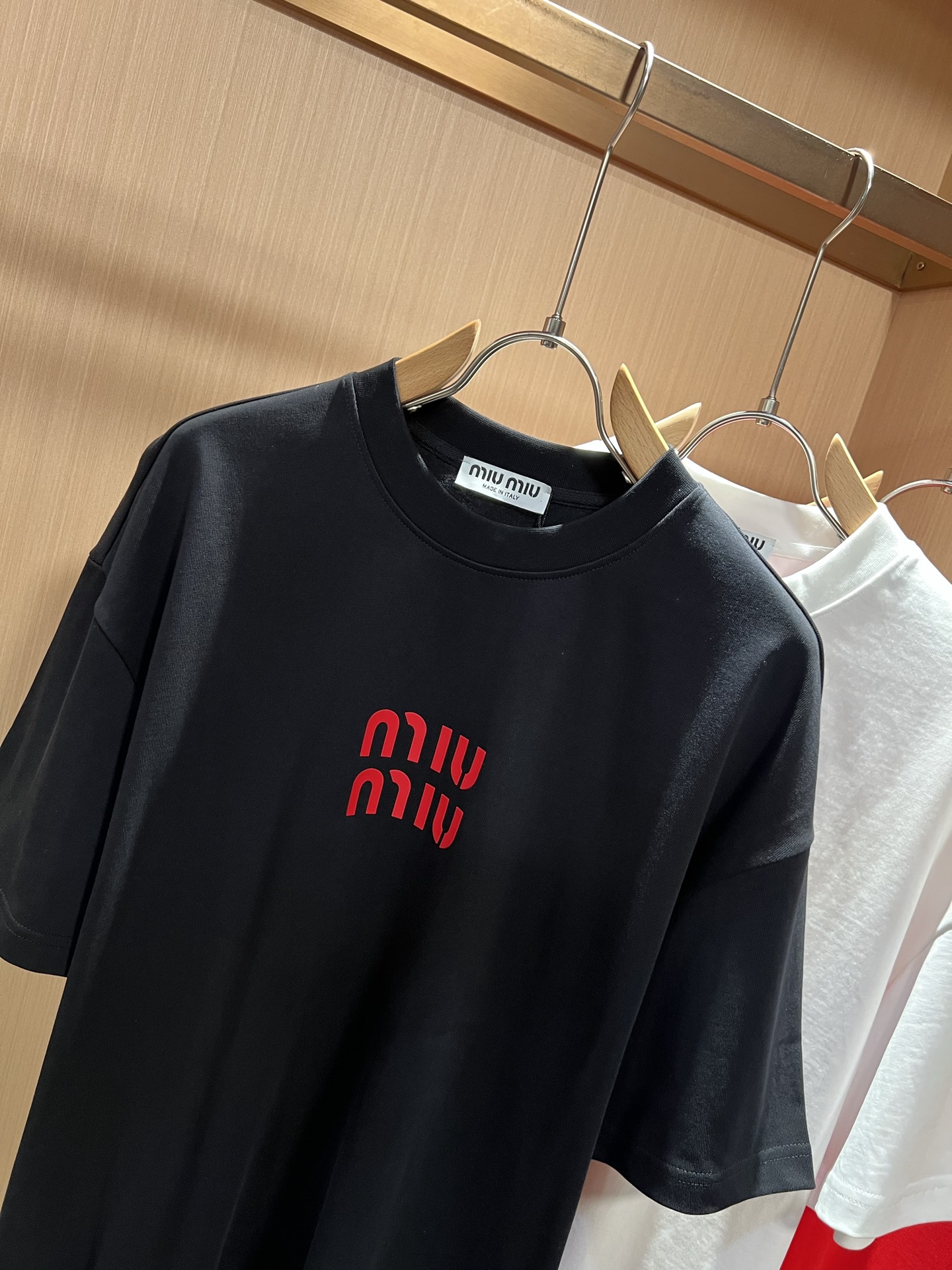 MIUMIU 谬谬2026春夏新款男女同款👫短袖T恤，品牌最新设计元素！既不单调也不复杂,恰到好处的展现