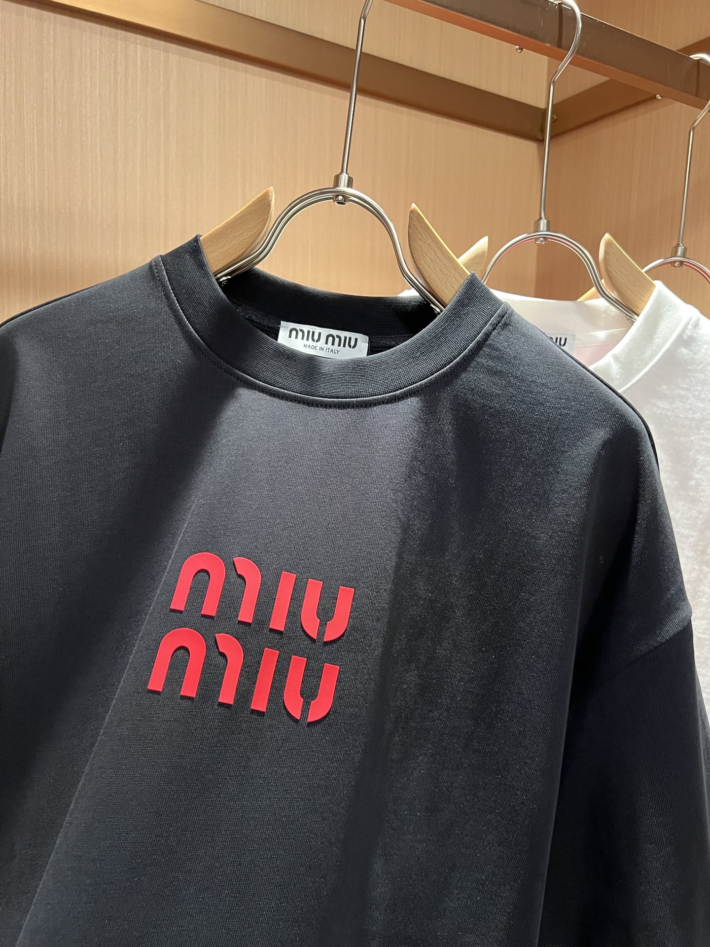 MIUMIU 谬谬2026春夏新款男女同款👫短袖T恤，品牌最新设计元素！既不单调也不复杂,恰到好处的展现