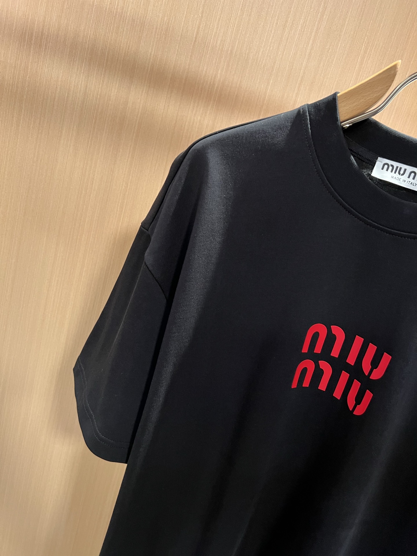 MIUMIU 谬谬2026春夏新款男女同款👫短袖T恤，品牌最新设计元素！既不单调也不复杂,恰到好处的展现