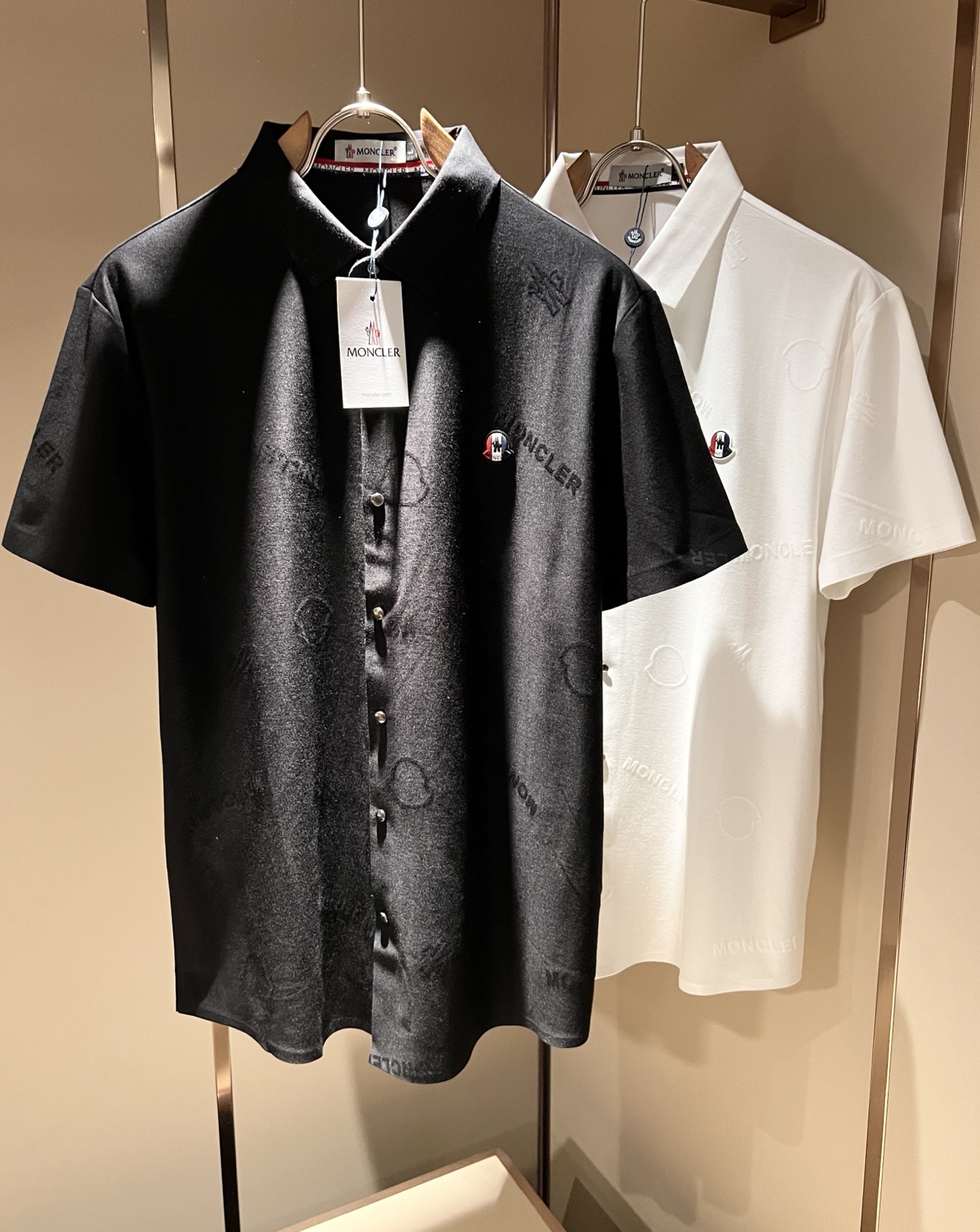 MON蒙**口2026春夏新款男士原单男士短袖衬衣，贸易公司货，官网同步发售！此类型的基础单品是每季必出