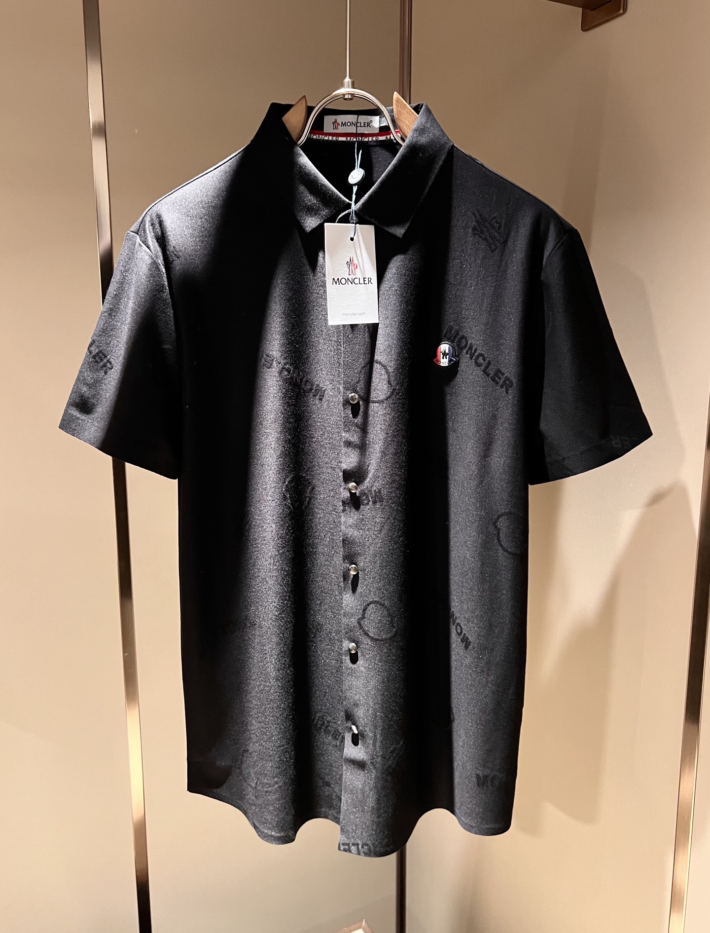 MON蒙**口2026春夏新款男士原单男士短袖衬衣，贸易公司货，官网同步发售！此类型的基础单品是每季必出