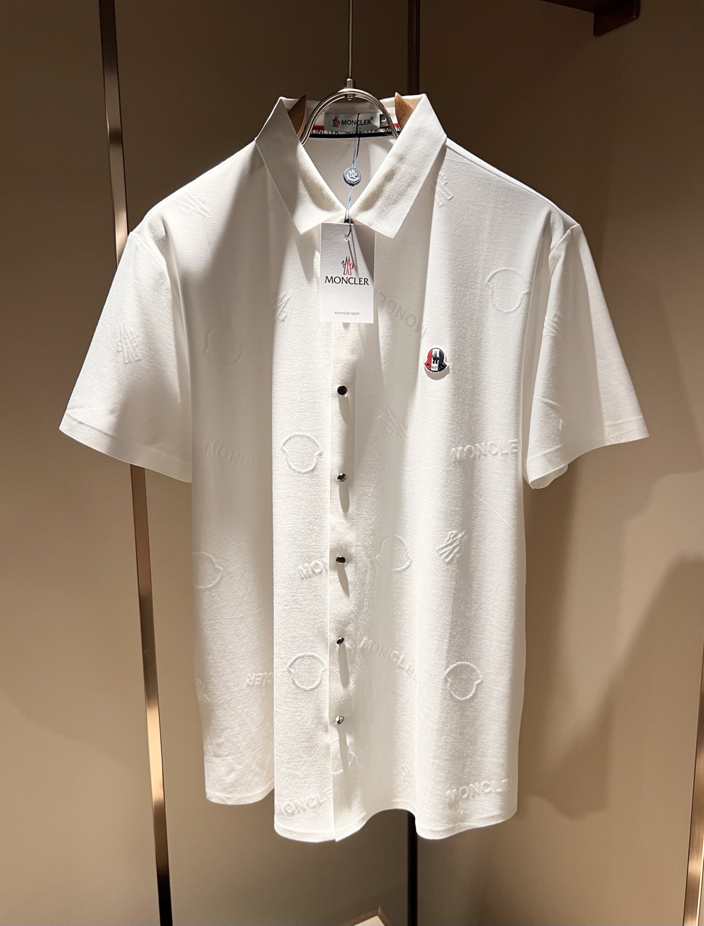 MON蒙**口2026春夏新款男士原单男士短袖衬衣，贸易公司货，官网同步发售！此类型的基础单品是每季必出