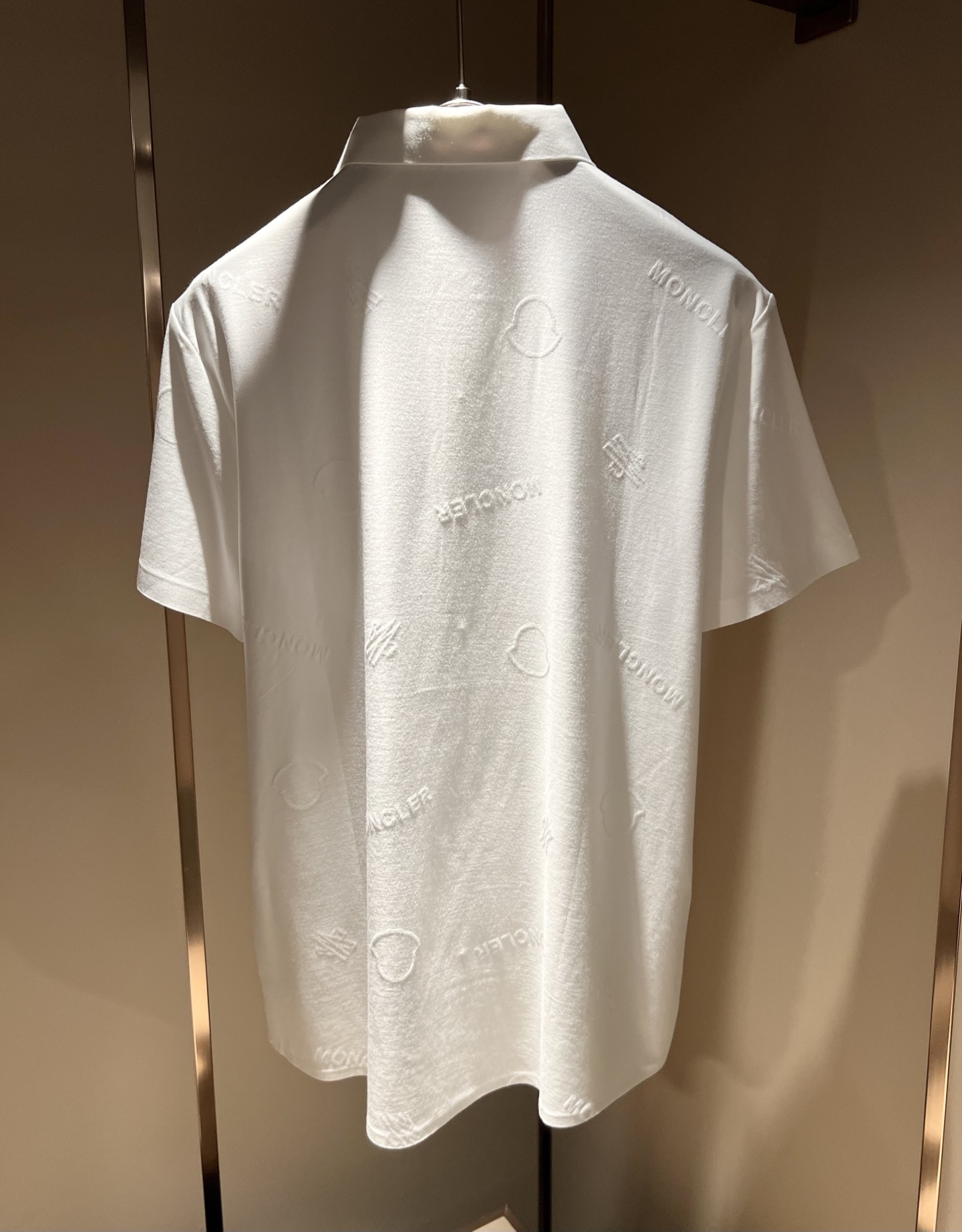 MON蒙**口2026春夏新款男士原单男士短袖衬衣，贸易公司货，官网同步发售！此类型的基础单品是每季必出