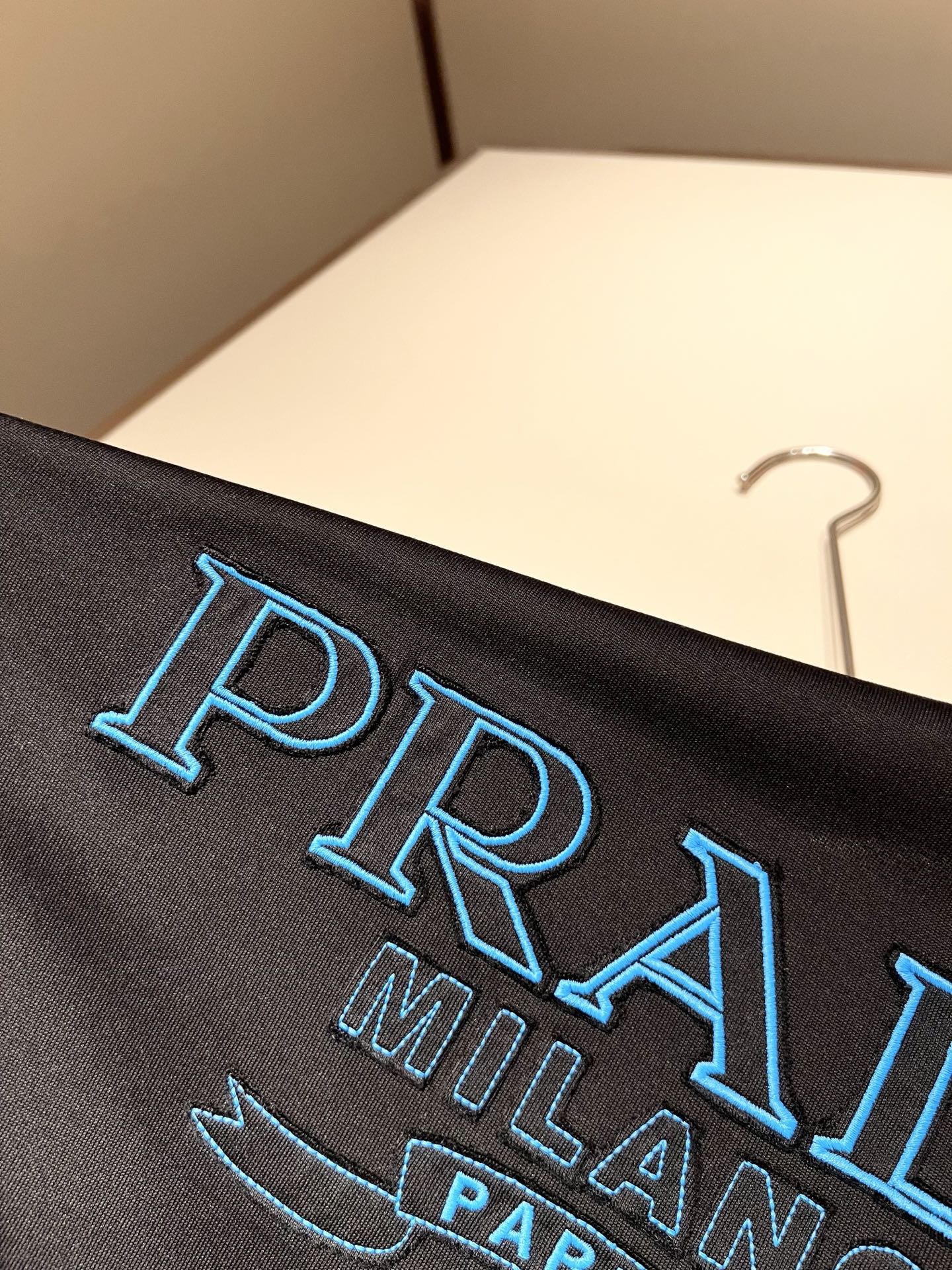 PRAD*A普*达2026春夏新款男女同款👫短袖T恤，最新款全网独家首上！！~既经典有时尚百搭，谁不爱啊