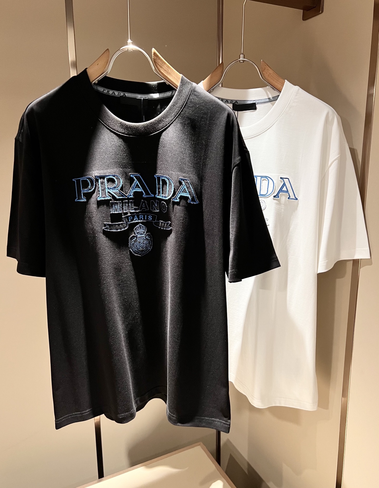 PRAD*A普*达2026春夏新款男女同款👫短袖T恤，最新款全网独家首上！！~既经典有时尚百搭，谁不爱啊