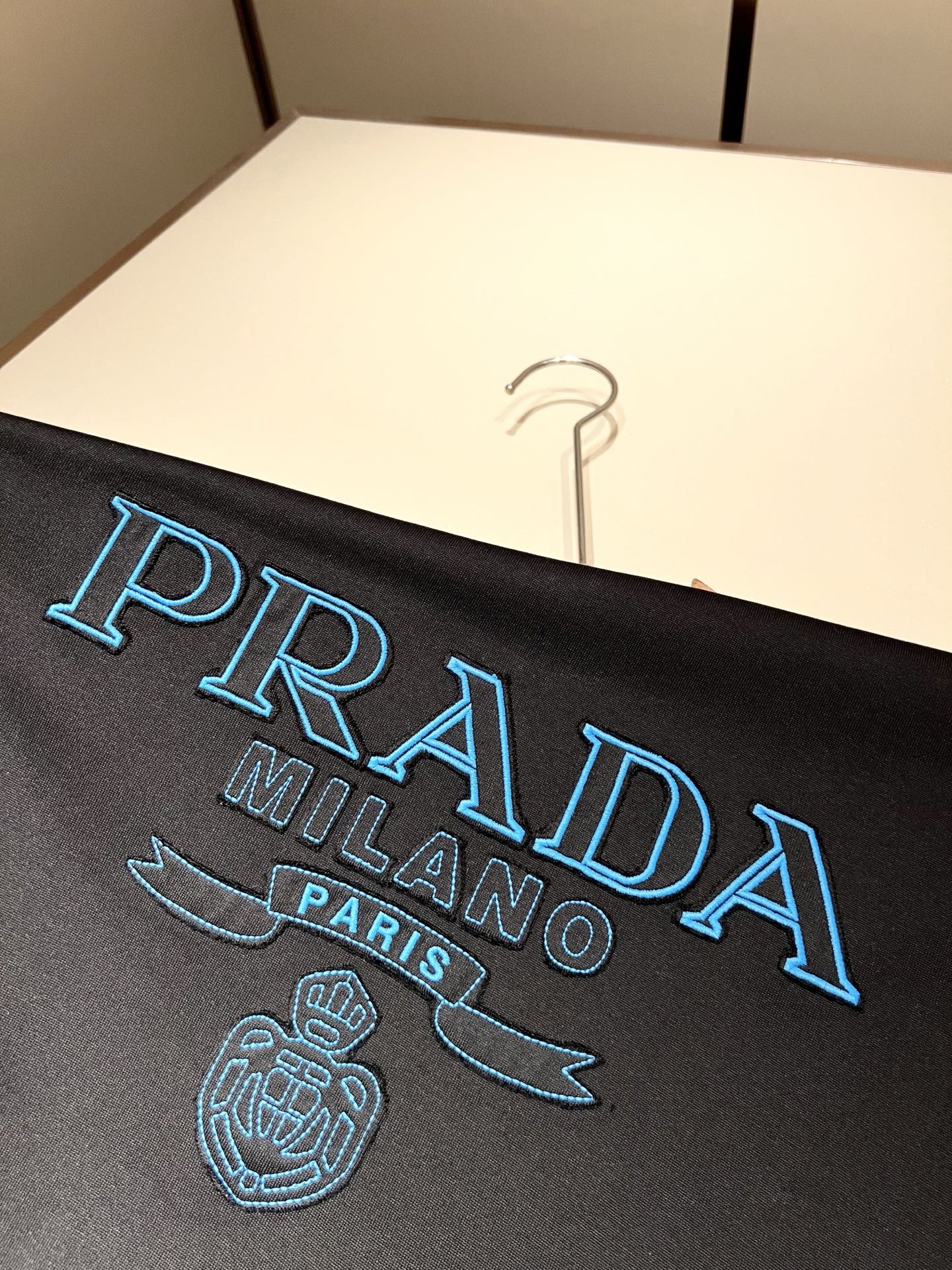 PRAD*A普*达2026春夏新款男女同款👫短袖T恤，最新款全网独家首上！！~既经典有时尚百搭，谁不爱啊