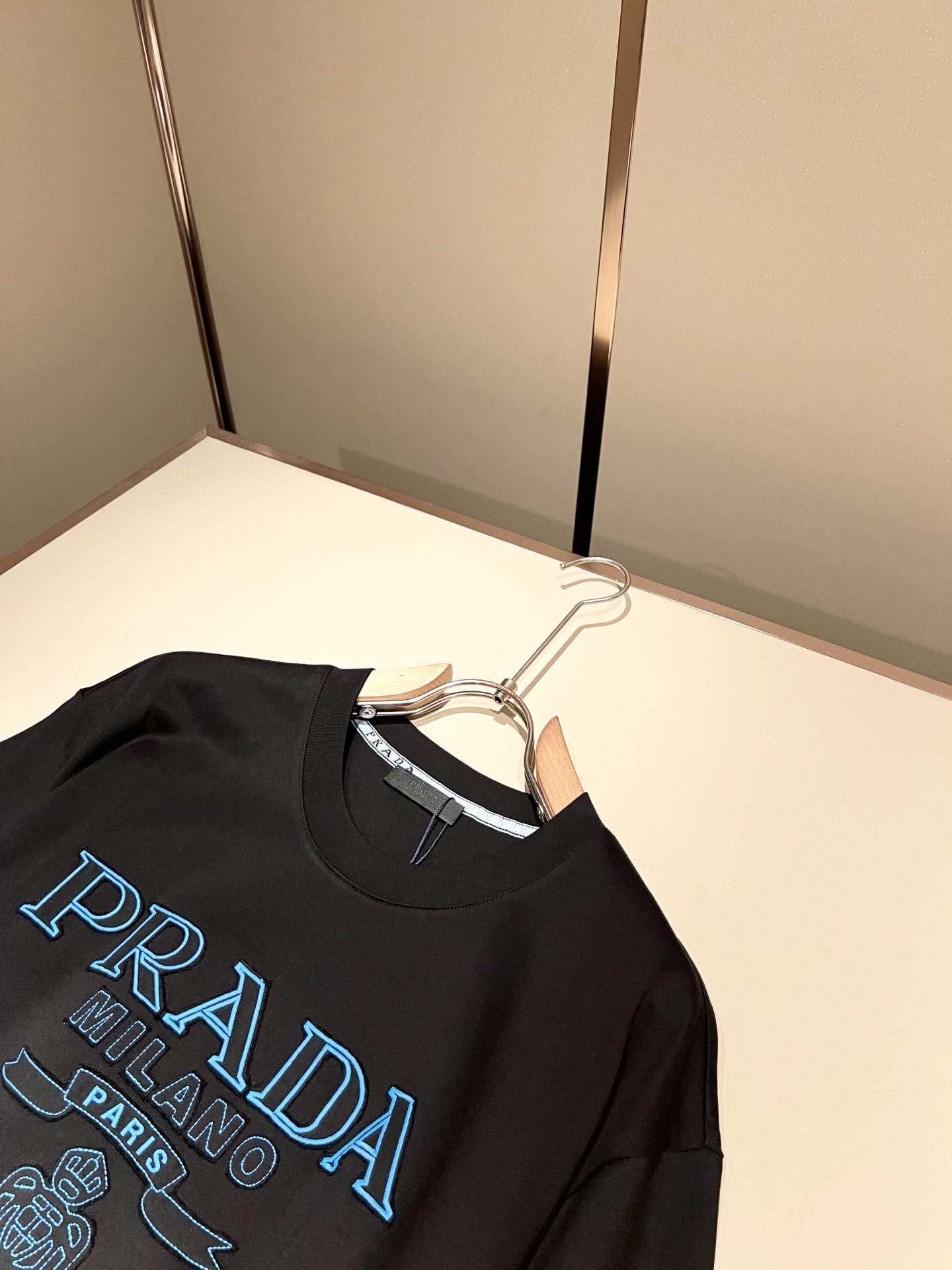 PRAD*A普*达2026春夏新款男女同款👫短袖T恤，最新款全网独家首上！！~既经典有时尚百搭，谁不爱啊