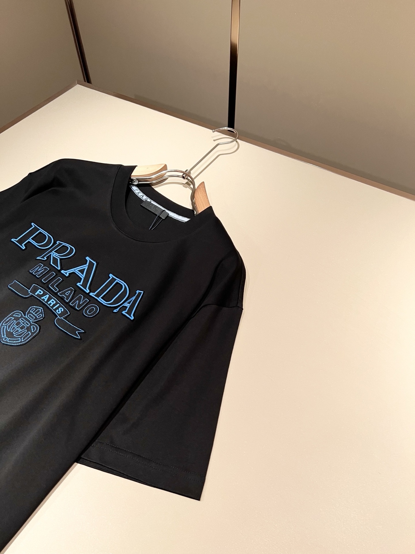 PRAD*A普*达2026春夏新款男女同款👫短袖T恤，最新款全网独家首上！！~既经典有时尚百搭，谁不爱啊