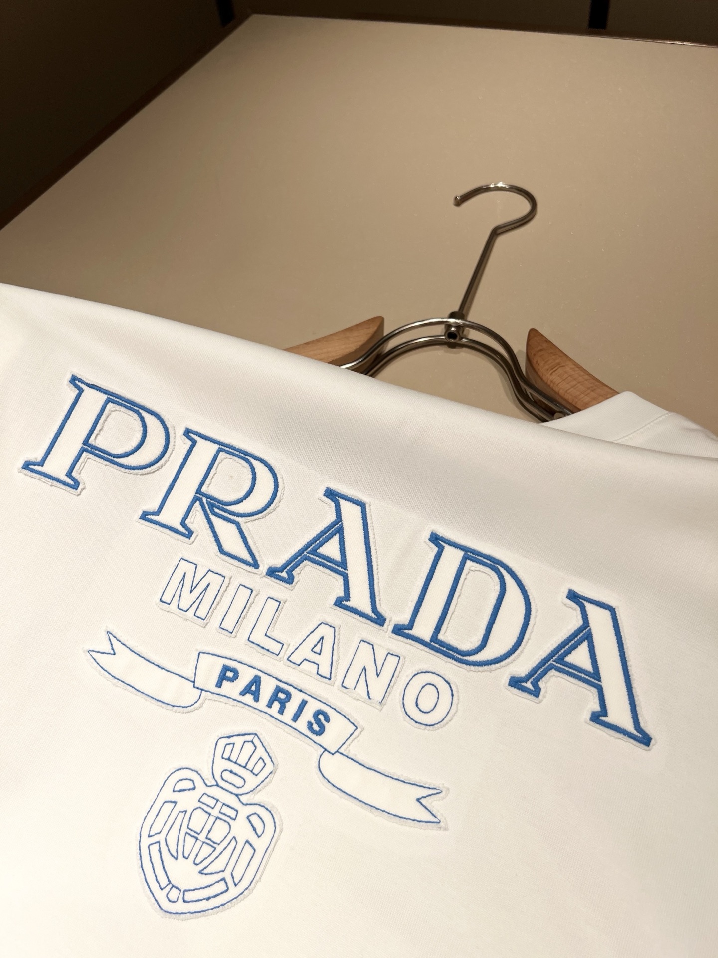 PRAD*A普*达2026春夏新款男女同款👫短袖T恤，最新款全网独家首上！！~既经典有时尚百搭，谁不爱啊