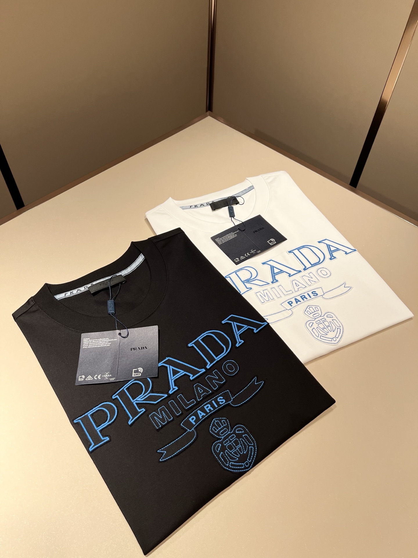PRAD*A普*达2026春夏新款男女同款👫短袖T恤，最新款全网独家首上！！~既经典有时尚百搭，谁不爱啊